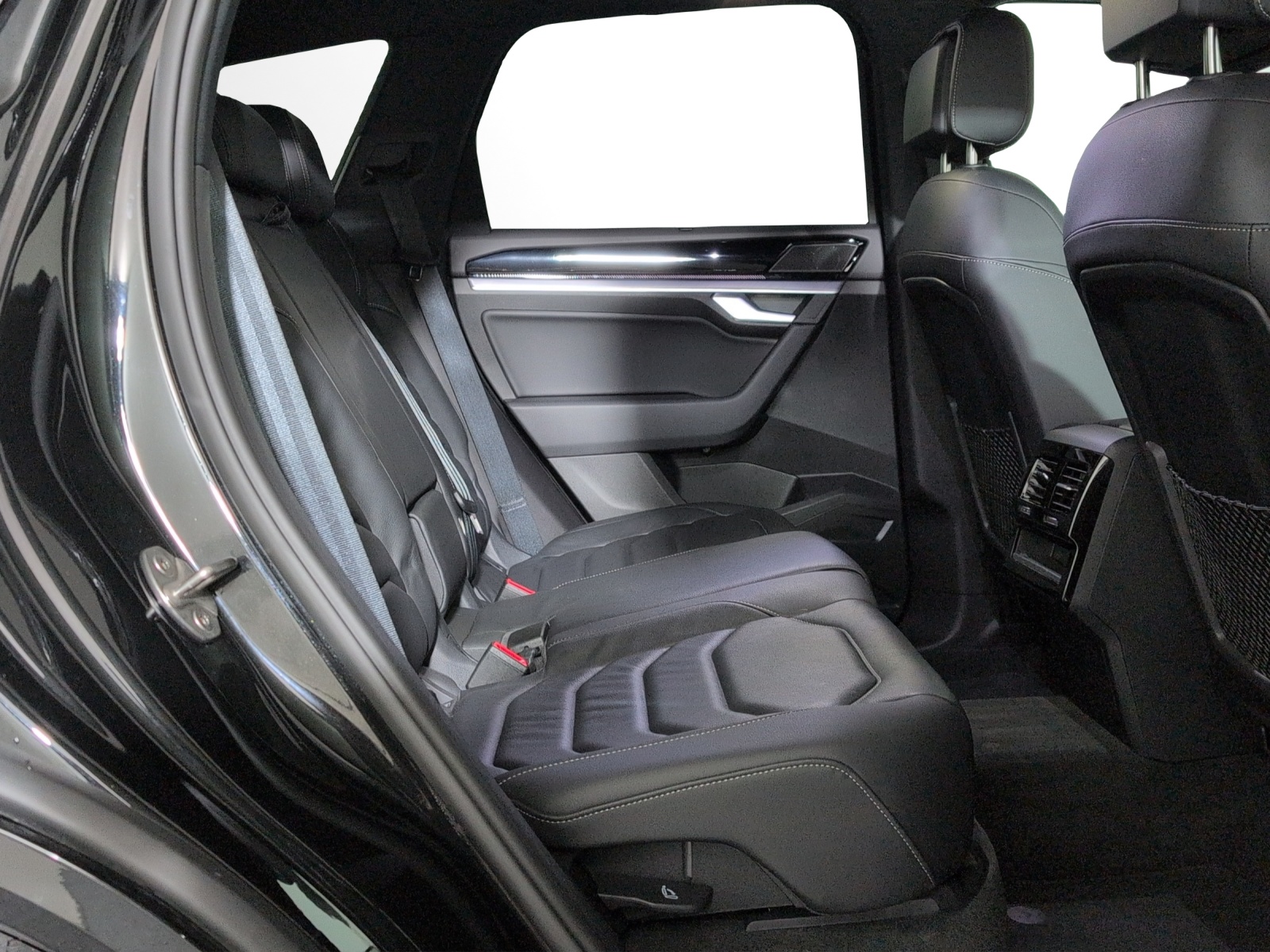 VW Touareg 3.0 TDI R-Line Tiptronic-image-13