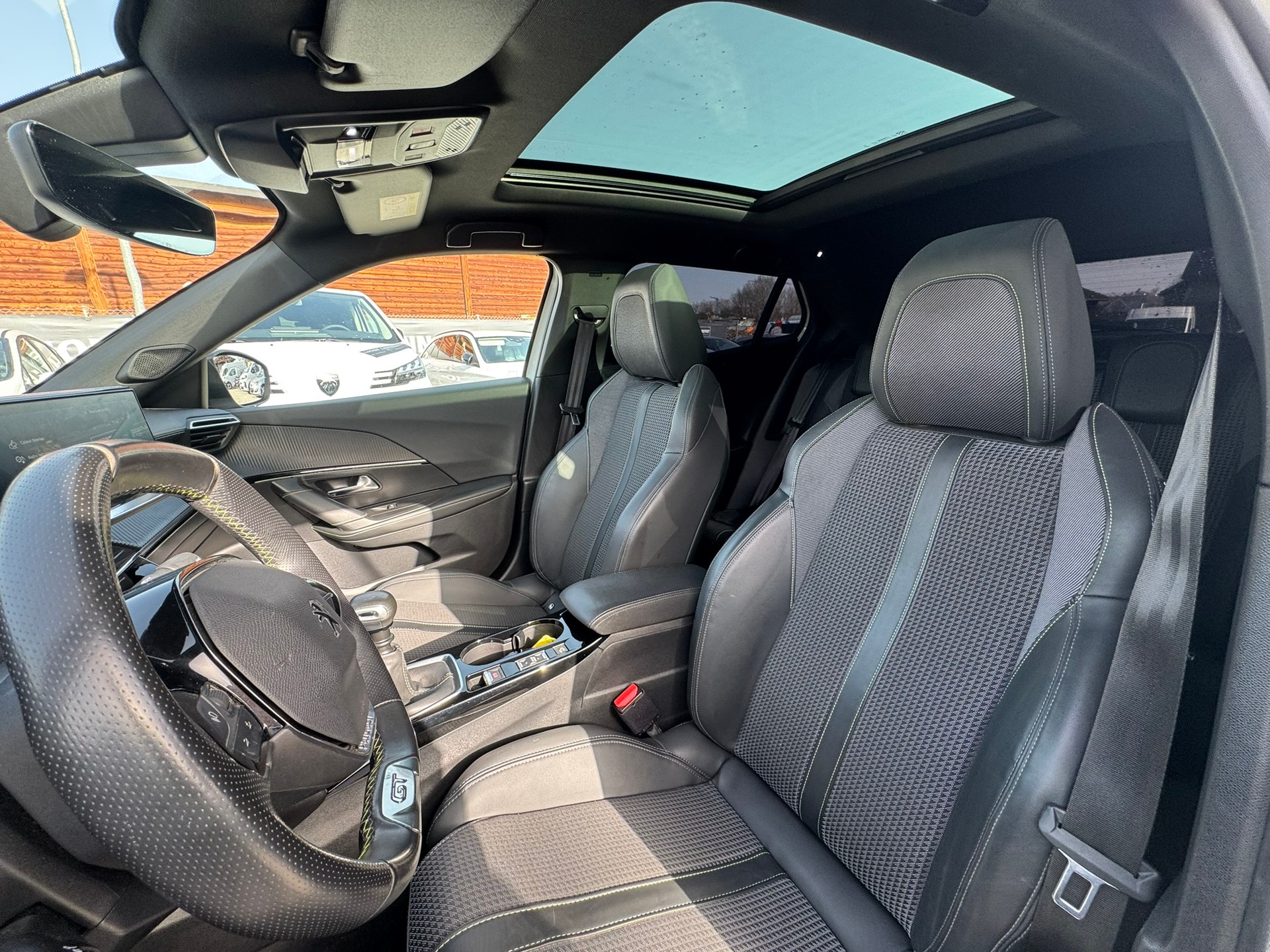 PEUGEOT 2008 1.5 BlueHDi GT Line-image-4