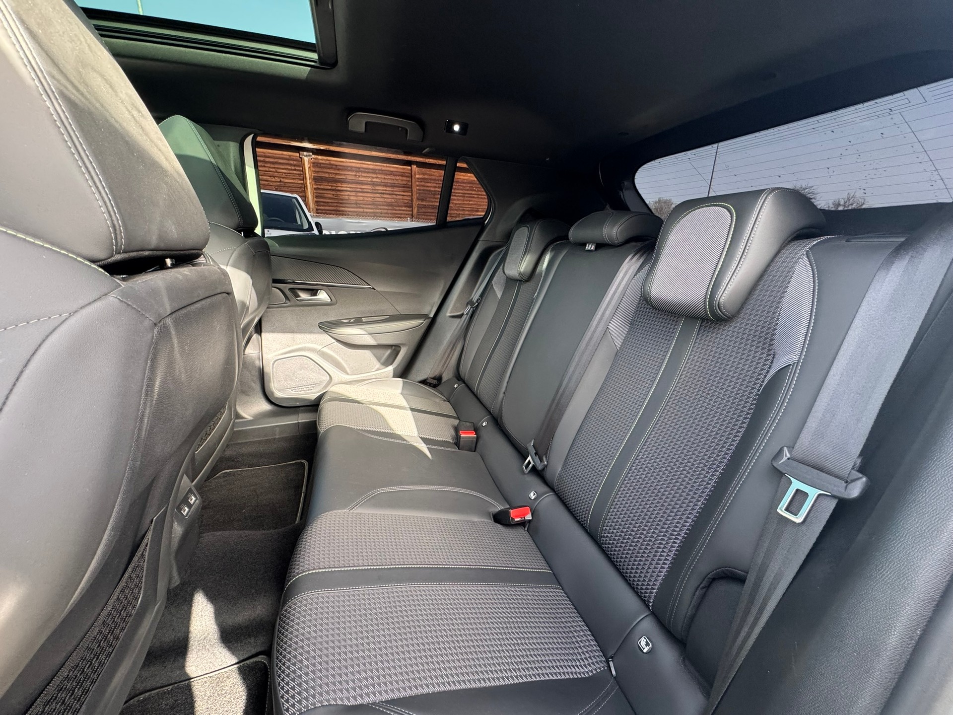 PEUGEOT 2008 1.5 BlueHDi GT Line-image-6