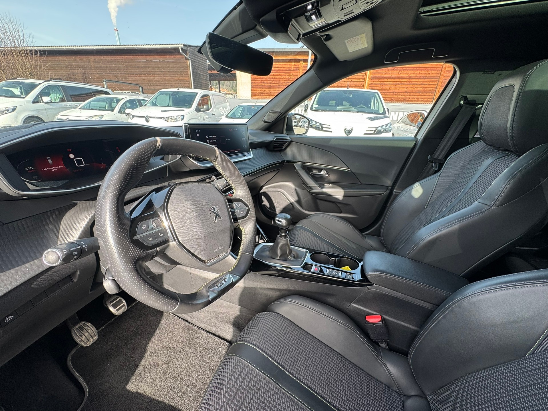 PEUGEOT 2008 1.5 BlueHDi GT Line-image-5