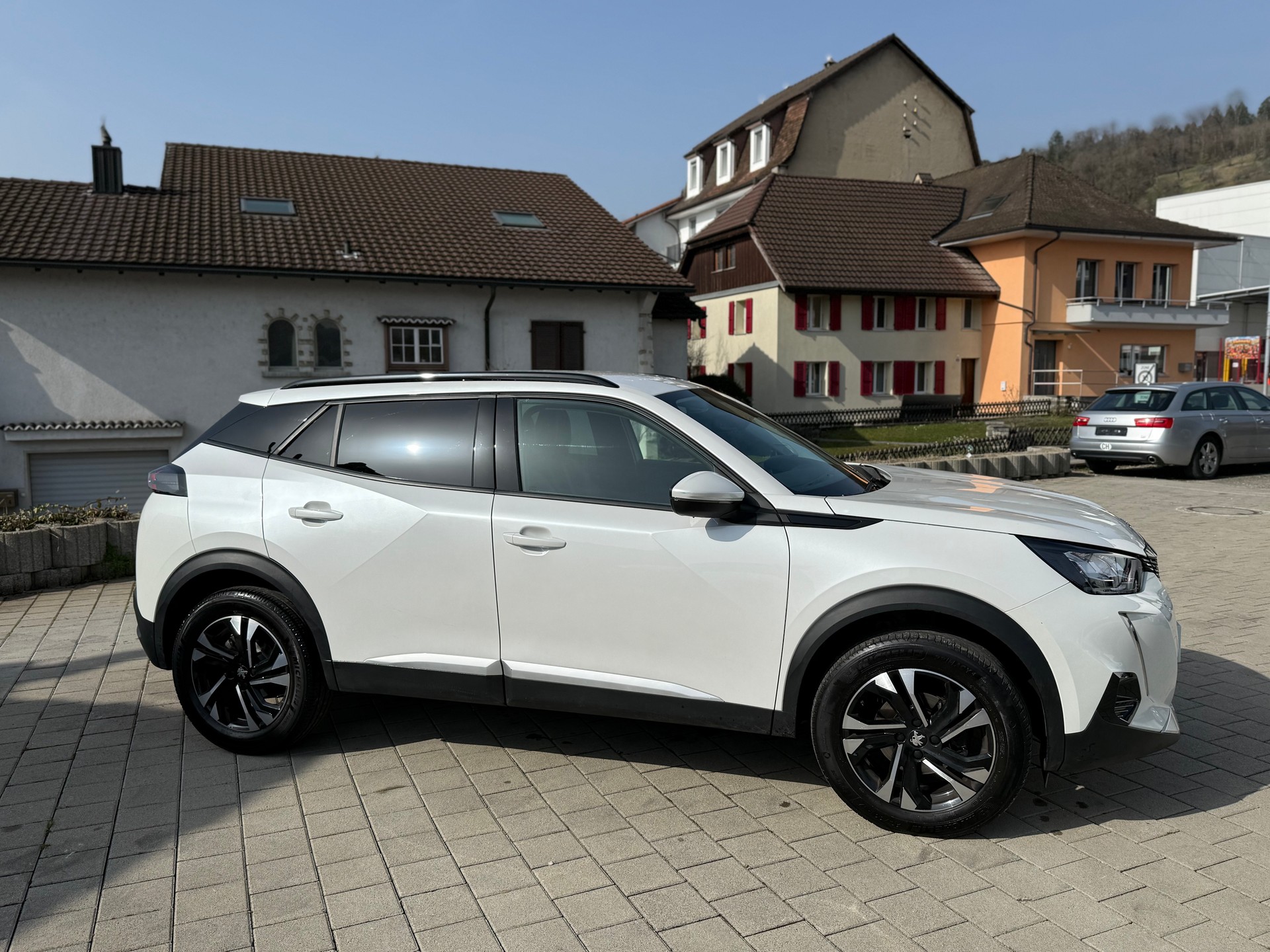 PEUGEOT 2008 1.2 PureTech-image-4