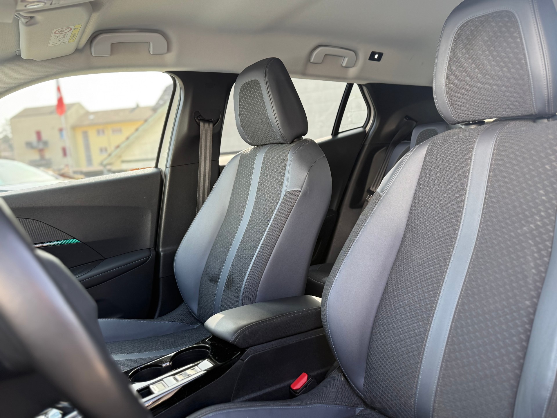 PEUGEOT 2008 1.2 PureTech-image-11