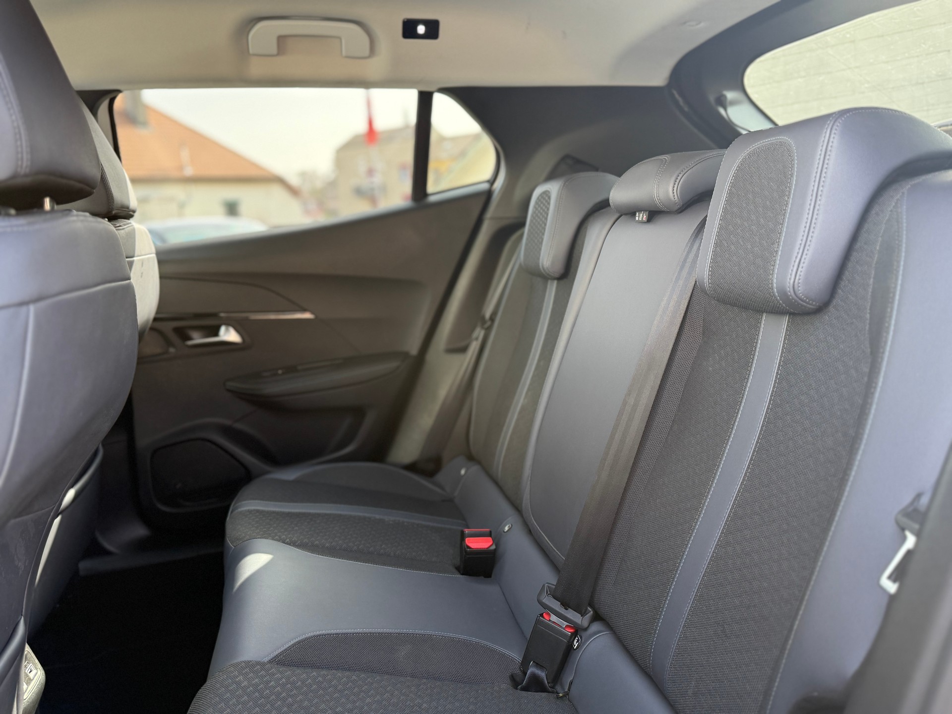 PEUGEOT 2008 1.2 PureTech-image-12