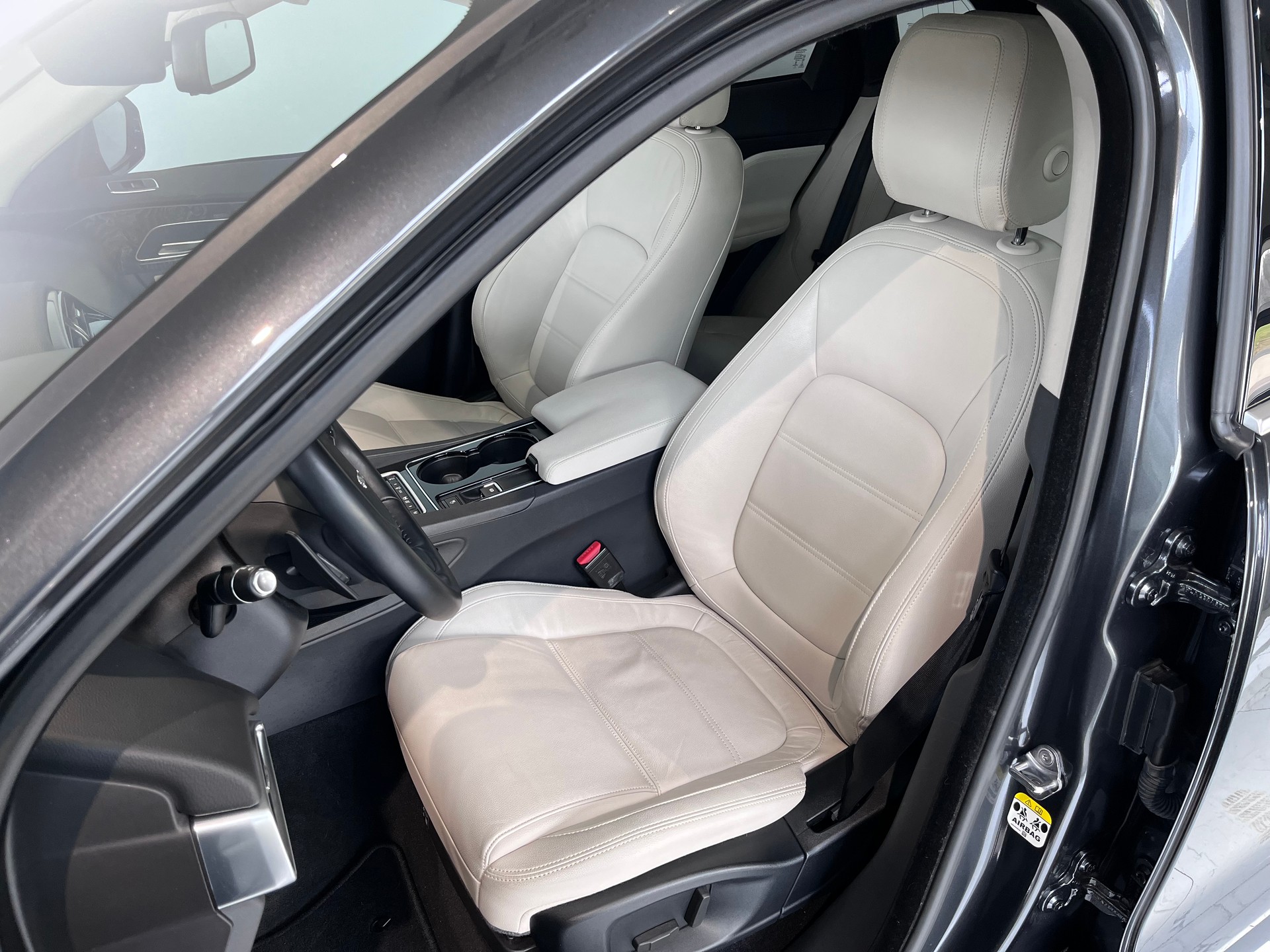 JAGUAR F-Pace 2.0d Prestige AWD Automatik-image-5