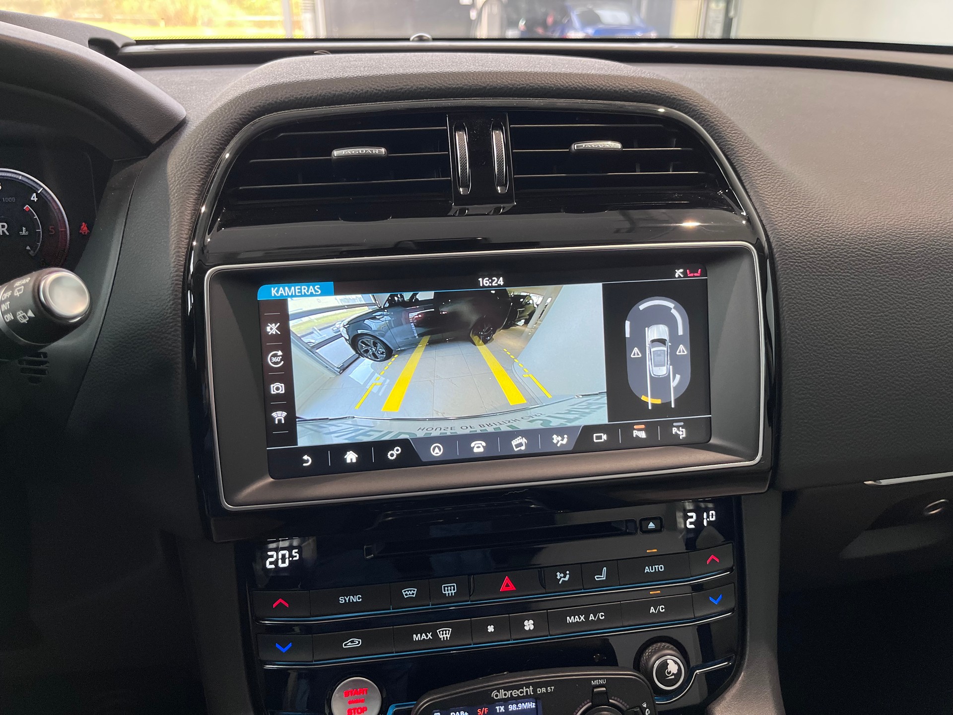 JAGUAR F-Pace 2.0d Prestige AWD Automatik-image-10