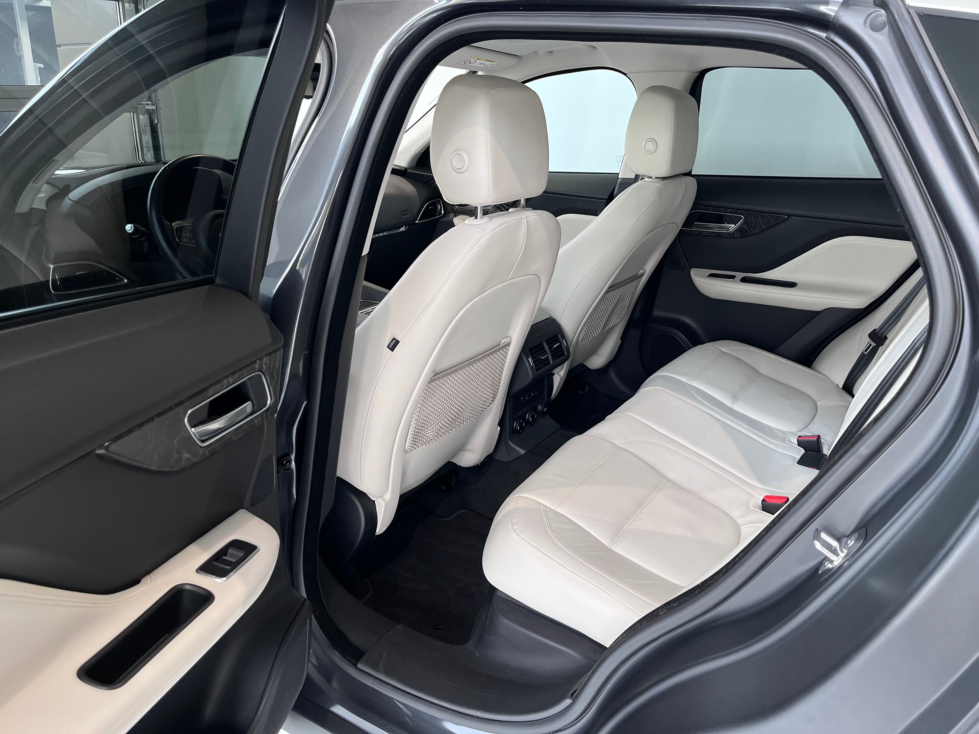 JAGUAR F-Pace 2.0d Prestige AWD Automatik-image-6