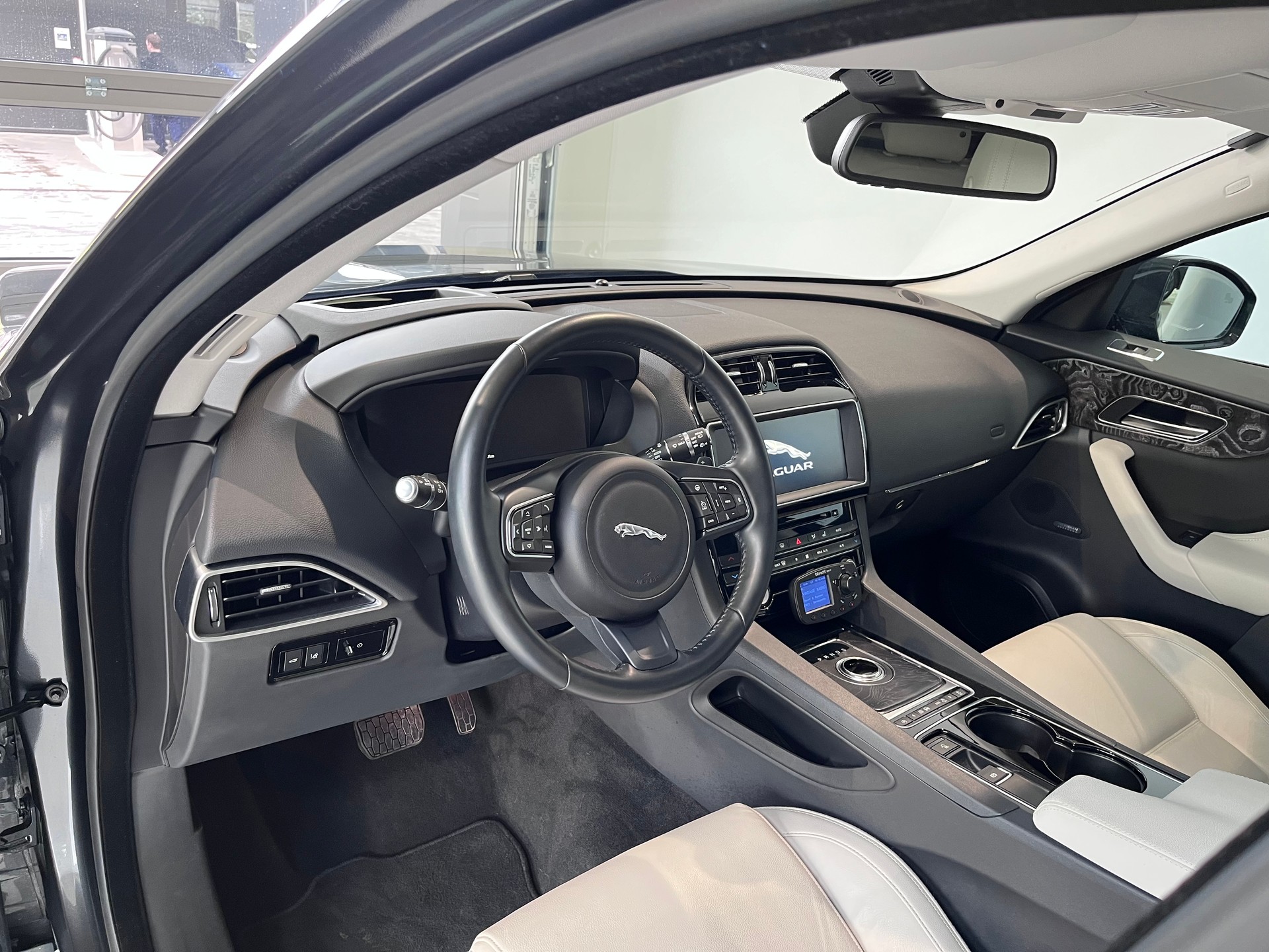 JAGUAR F-Pace 2.0d Prestige AWD Automatik-image-4