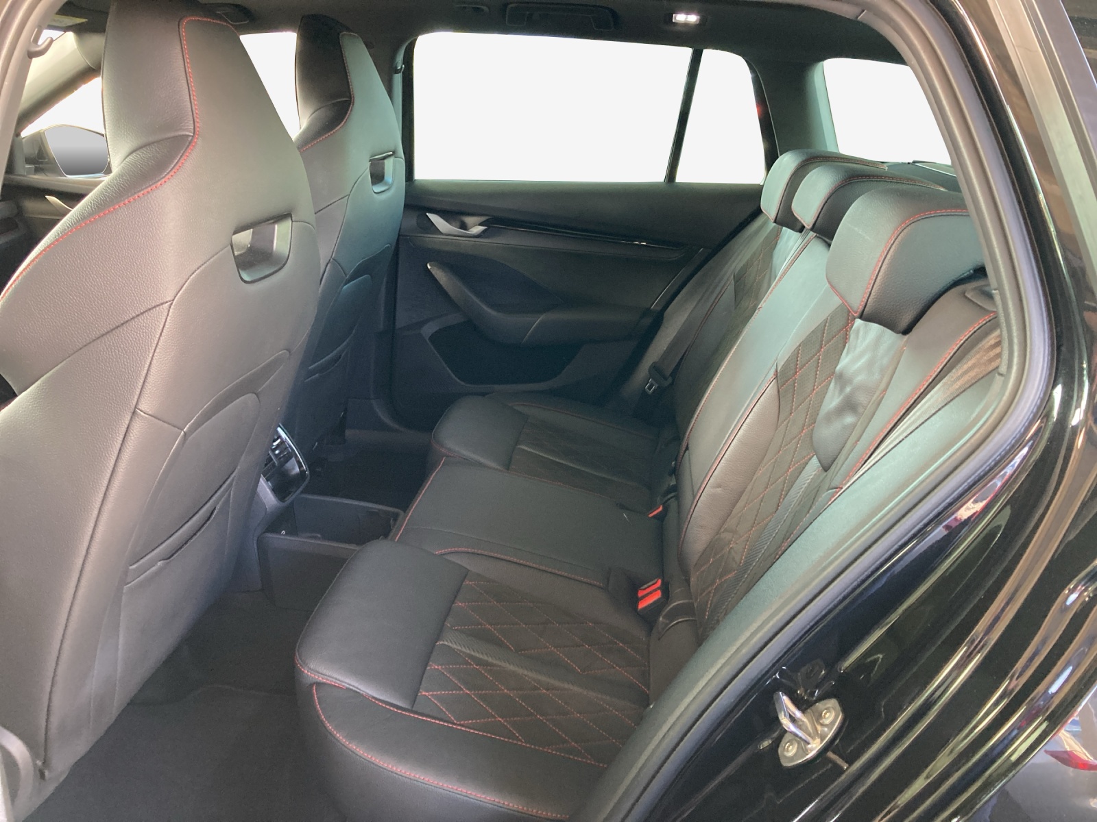 SKODA Octavia Combi 2.0 TSI DSG RS-image-11