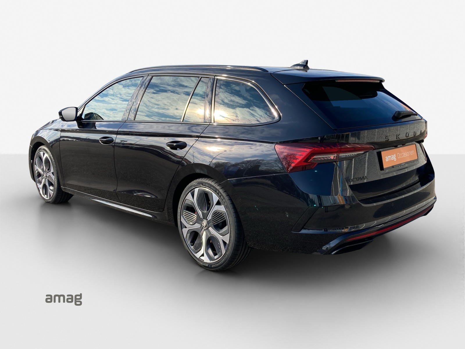 SKODA Octavia Combi 2.0 TSI DSG RS-image-2