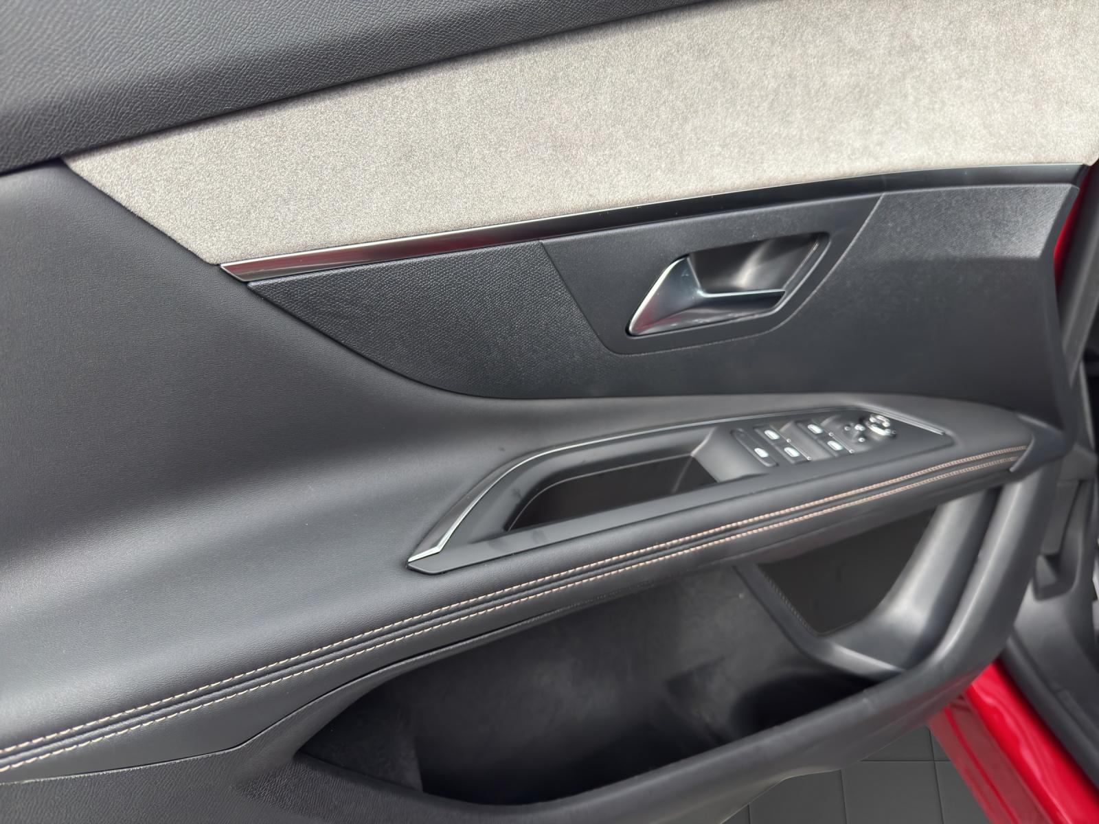 PEUGEOT 3008 GT 1.6 Plug-in Hybrid 4x4-image-17