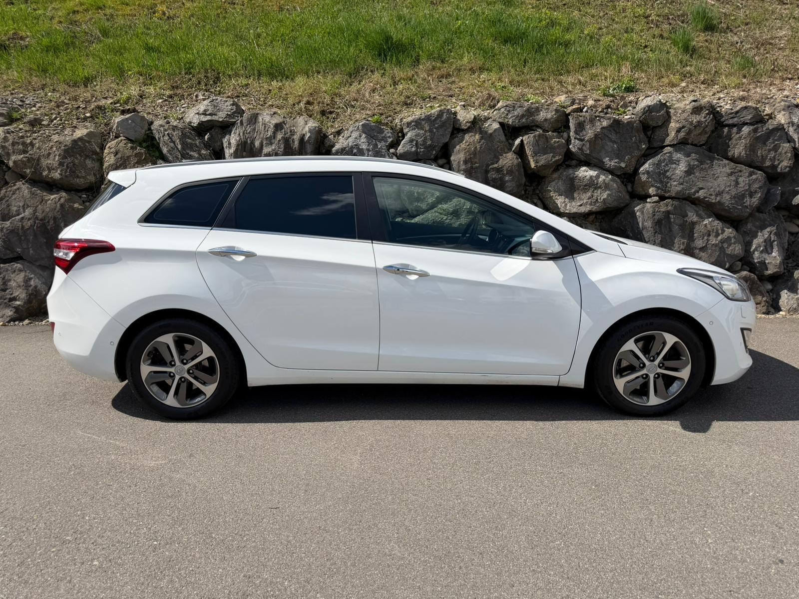 HYUNDAI i30 Wagon 1.6 CRDi Vertex Automatic DCT-image-2