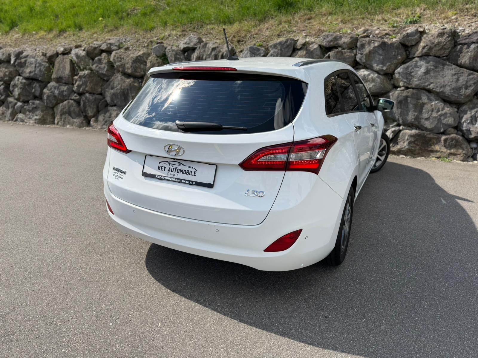 HYUNDAI i30 Wagon 1.6 CRDi Vertex Automatic DCT-image-4