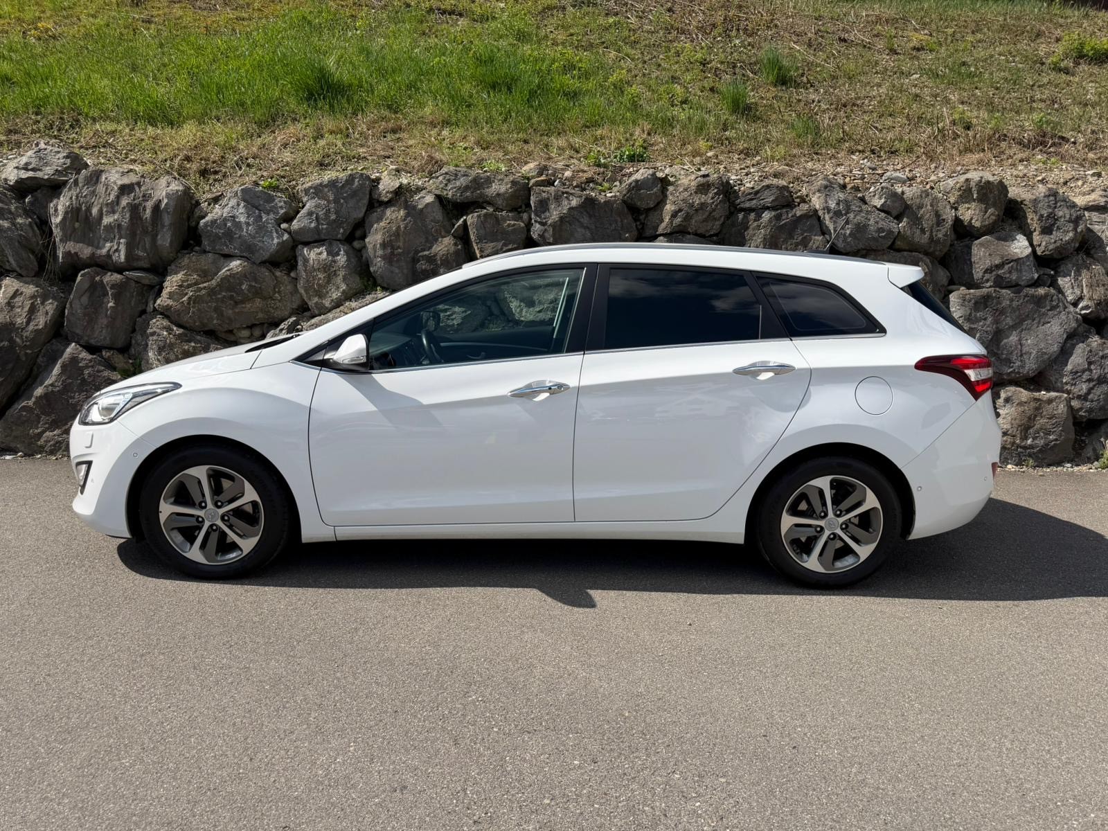 HYUNDAI i30 Wagon 1.6 CRDi Vertex Automatic DCT-image-3