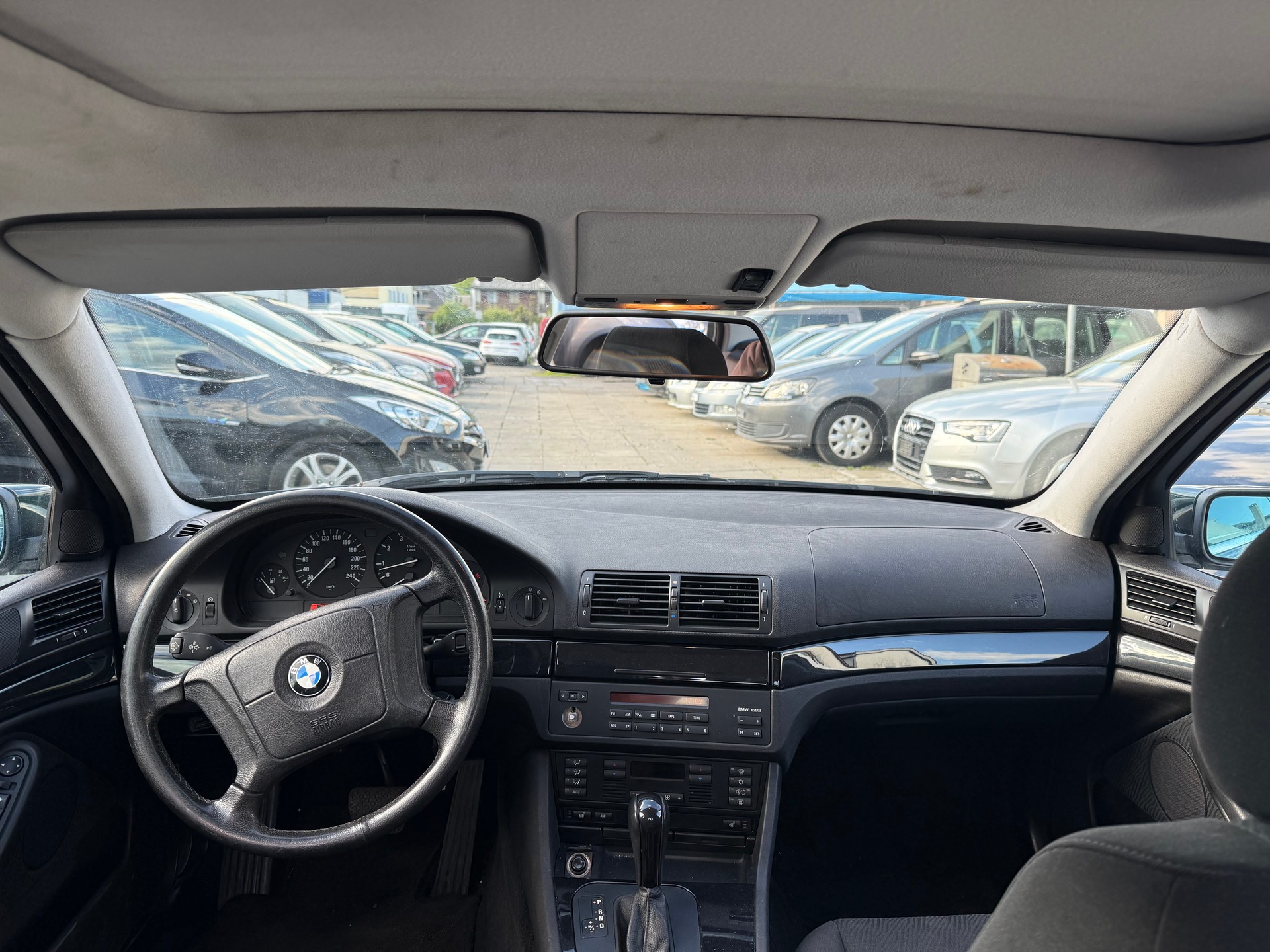 BMW 520i-image-6