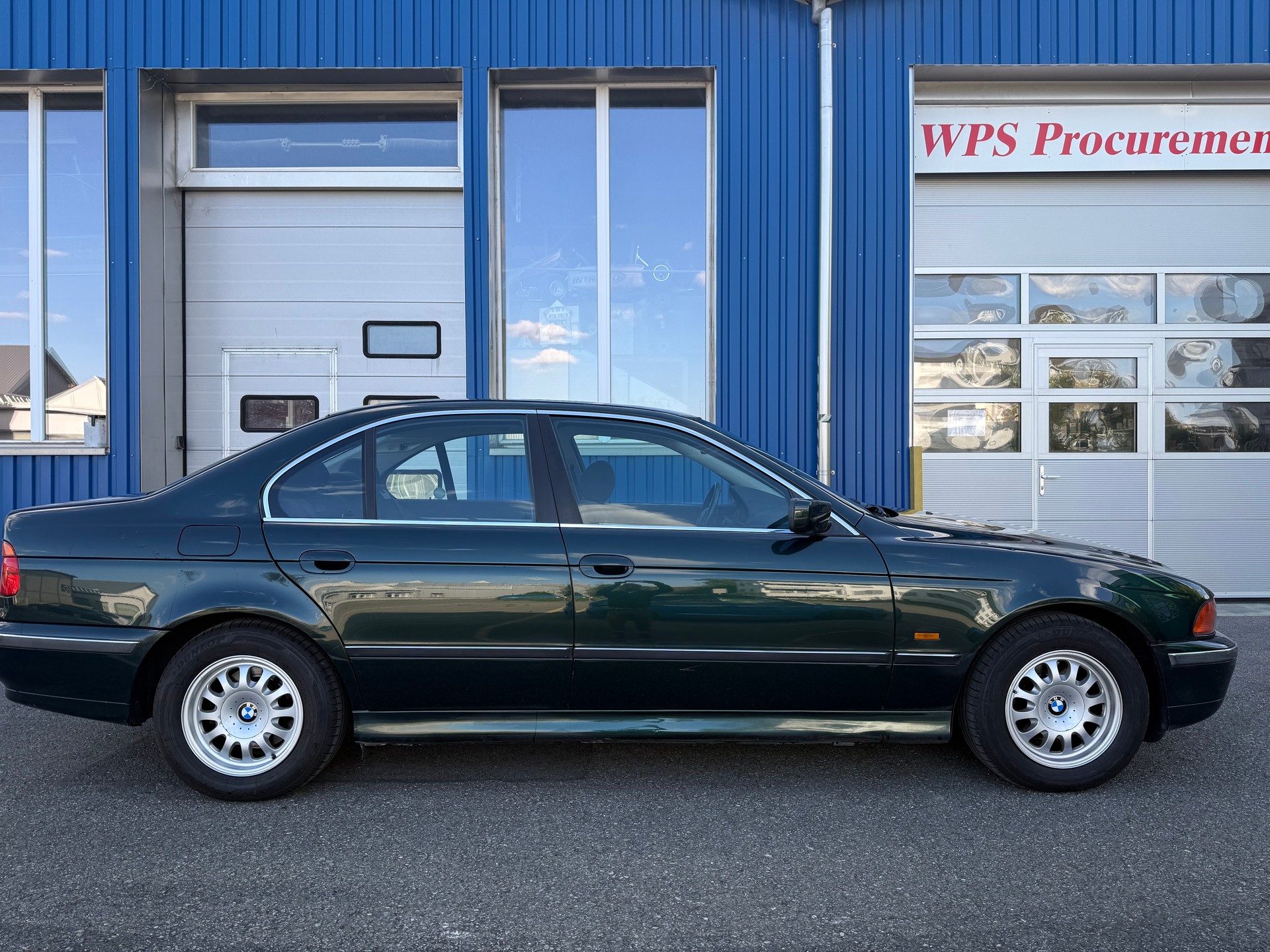 BMW 520i-image-2