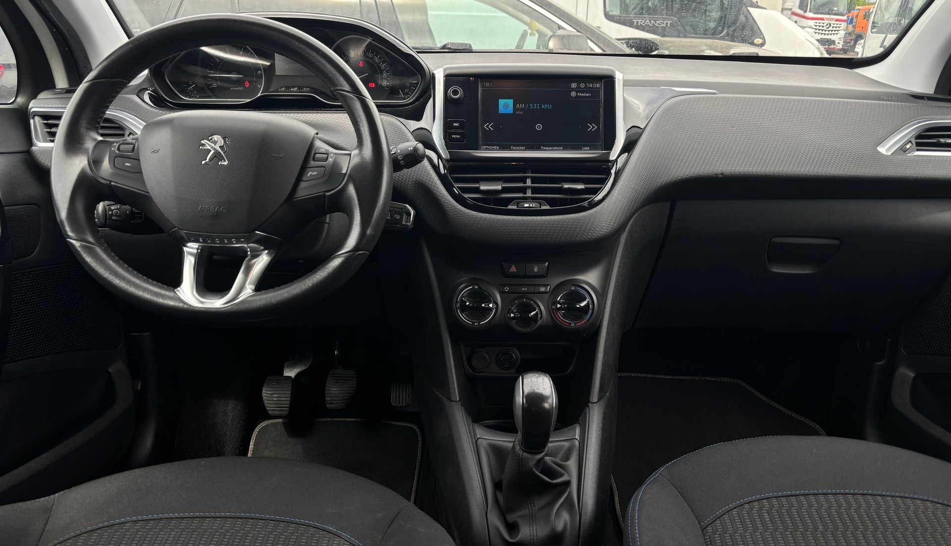 PEUGEOT 208 1.2 PureTech Style-image-6