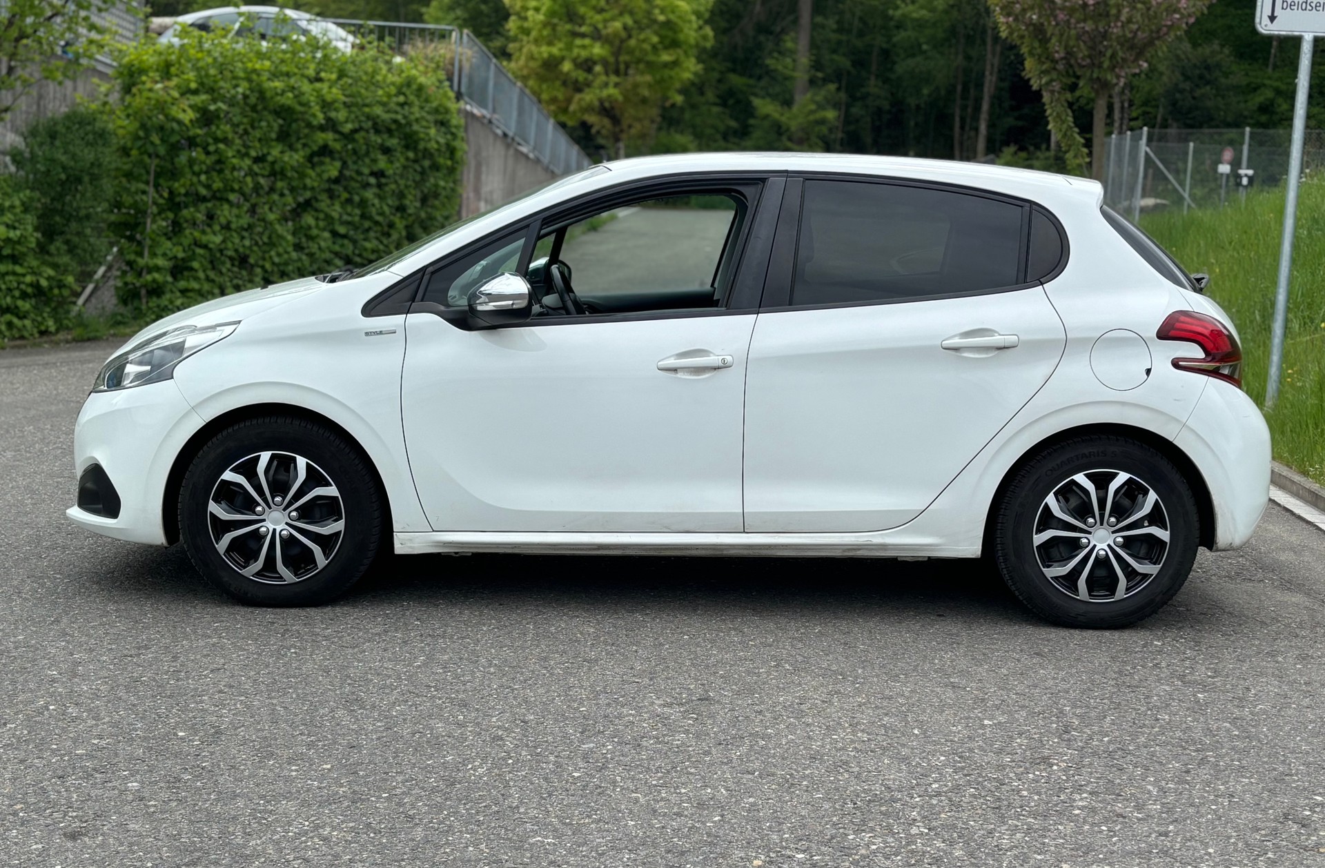 PEUGEOT 208 1.2 PureTech Style-image-4