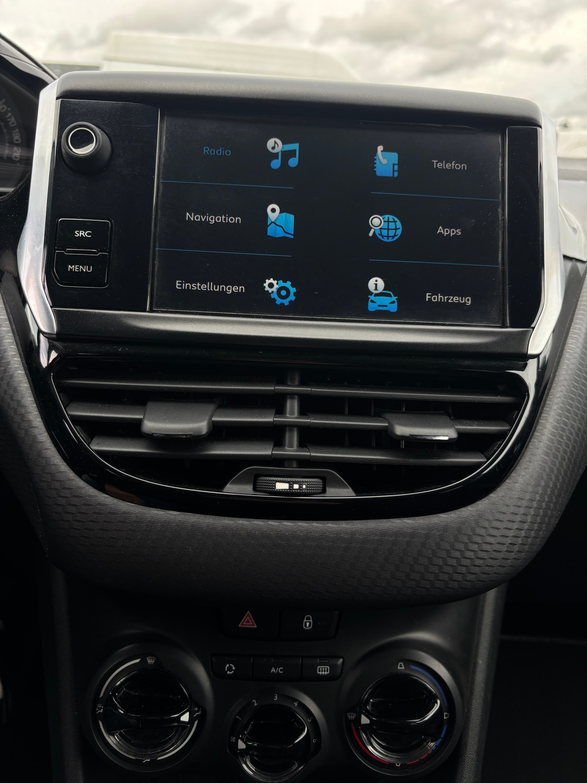 PEUGEOT 208 1.2 PureTech Style-image-10