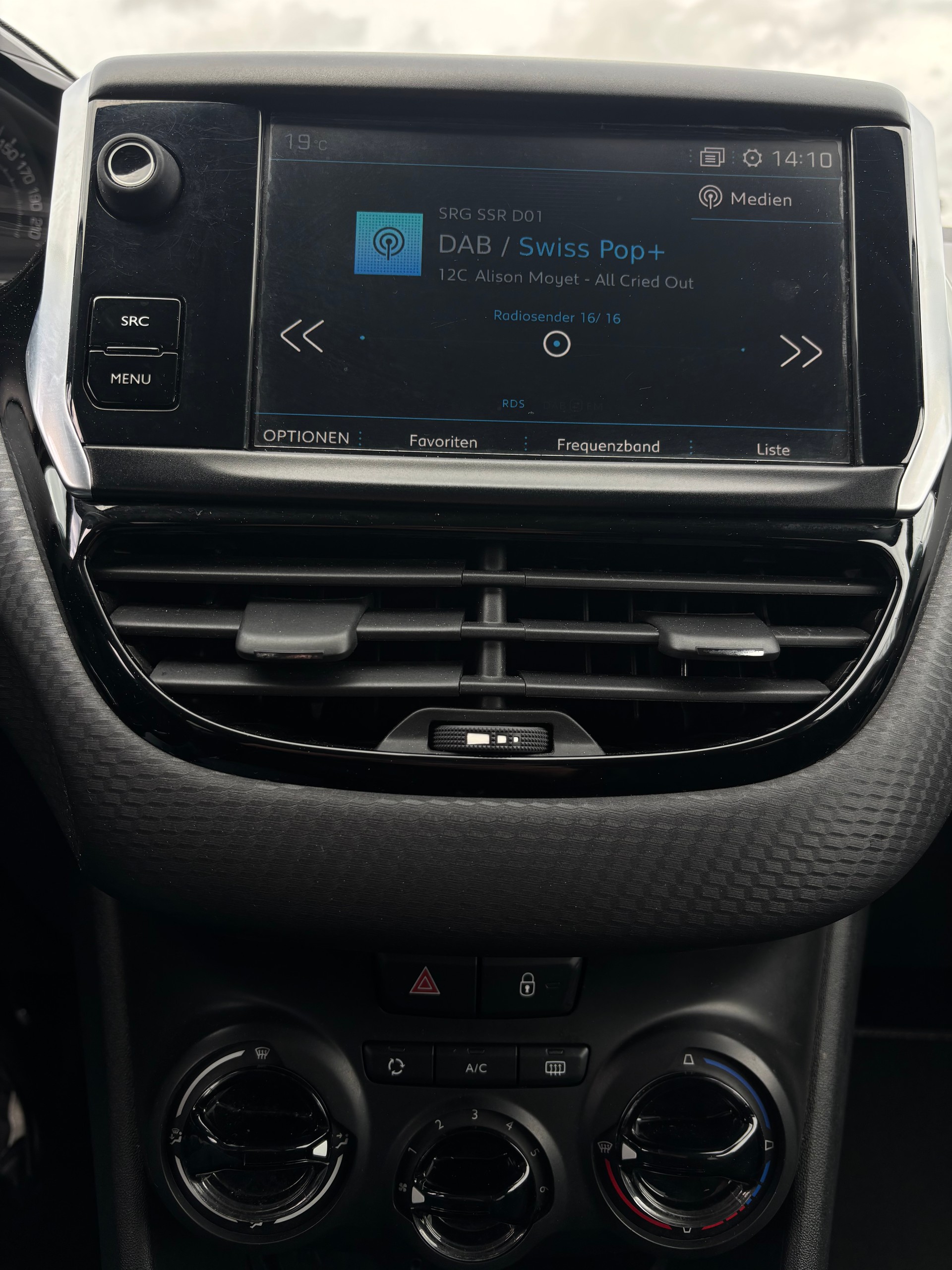 PEUGEOT 208 1.2 PureTech Style-image-9