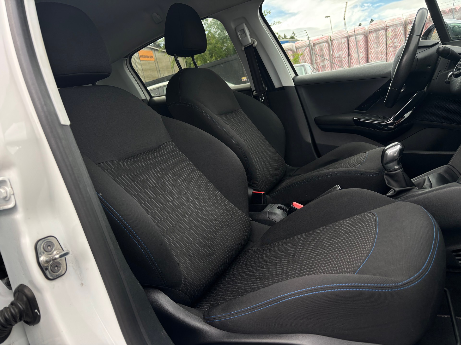 PEUGEOT 208 1.2 PureTech Style-image-7