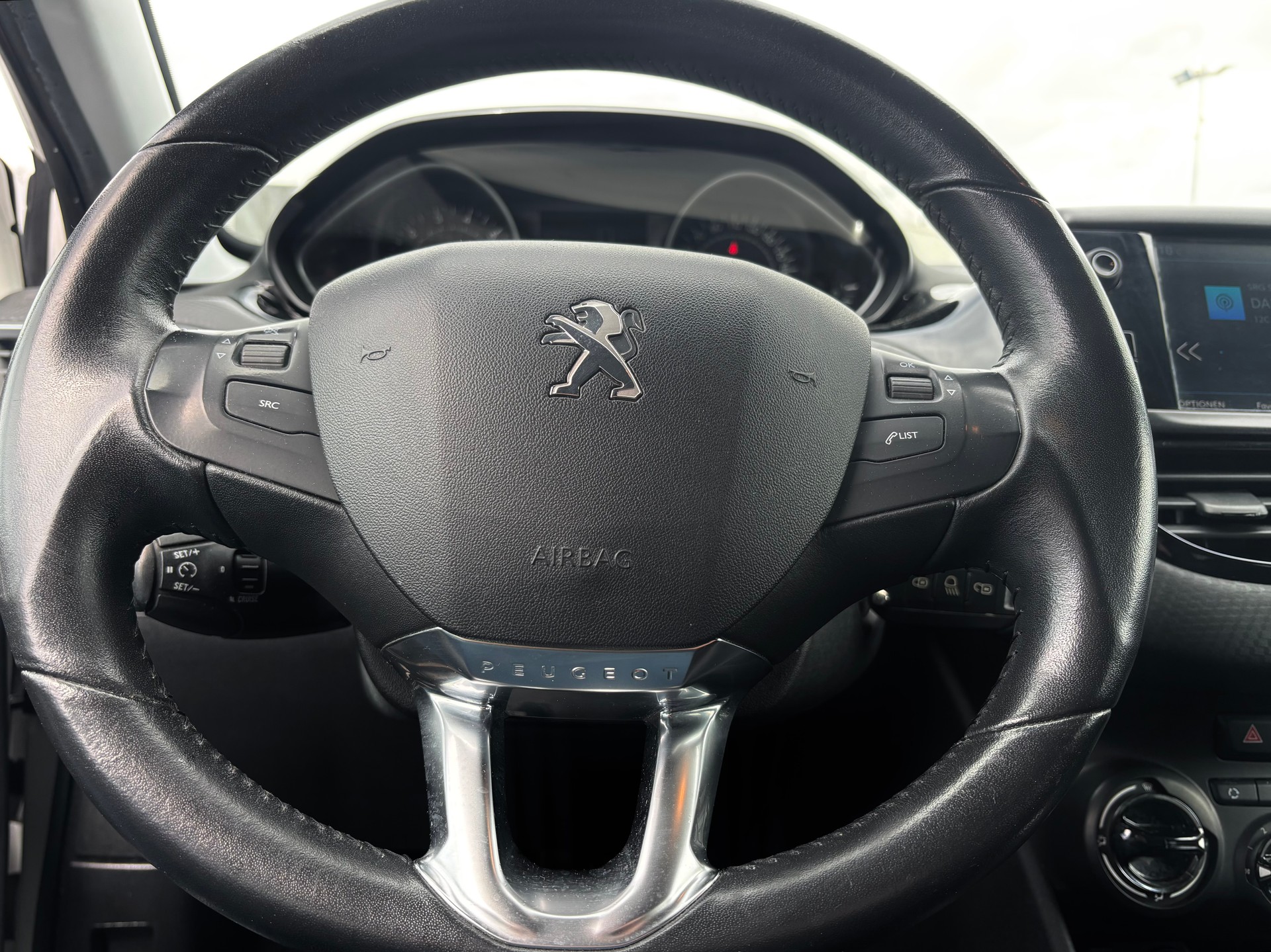 PEUGEOT 208 1.2 PureTech Style-image-11