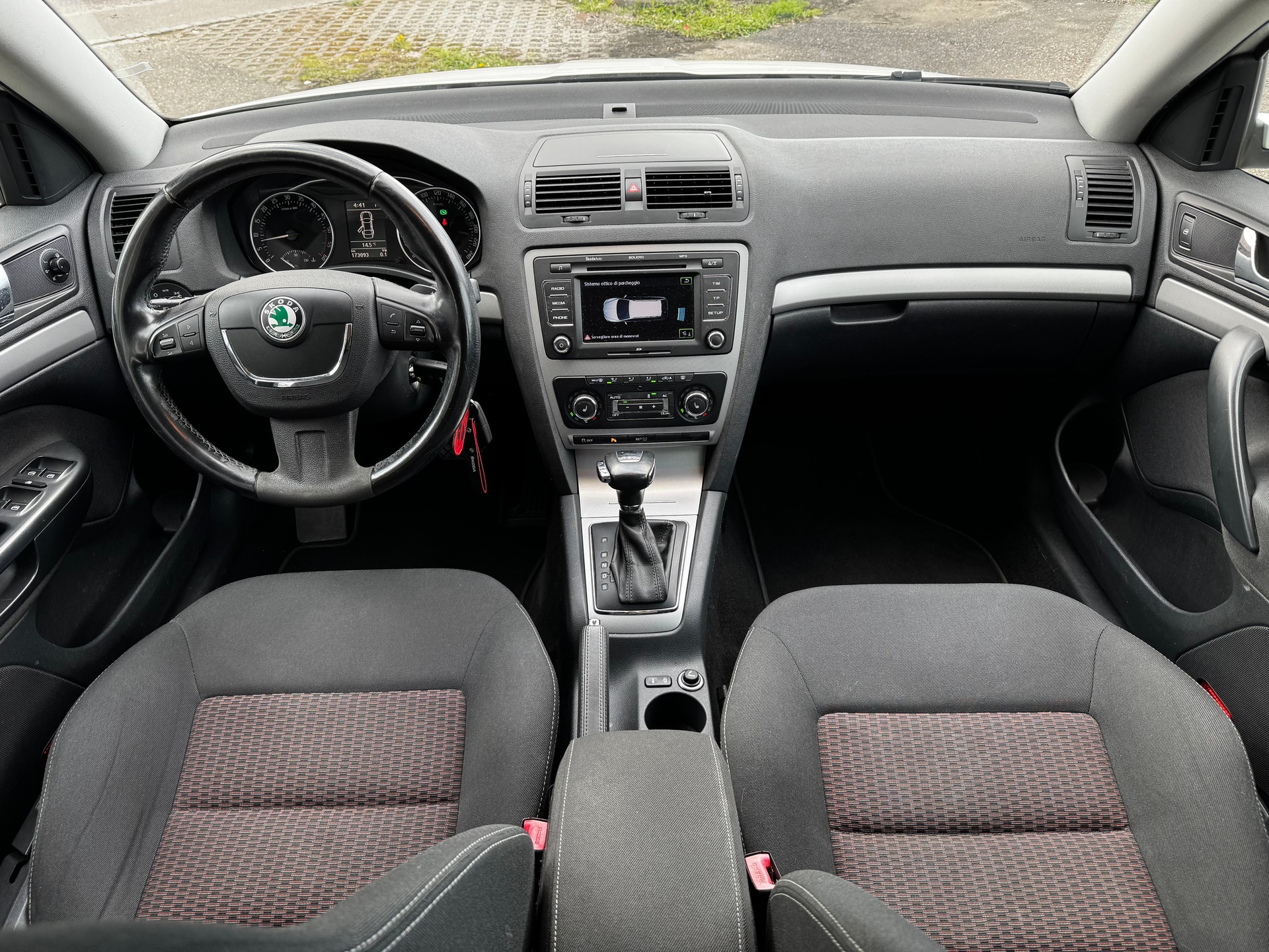 SKODA Octavia Combi 2.0 TDI Elegance DSG-image-11