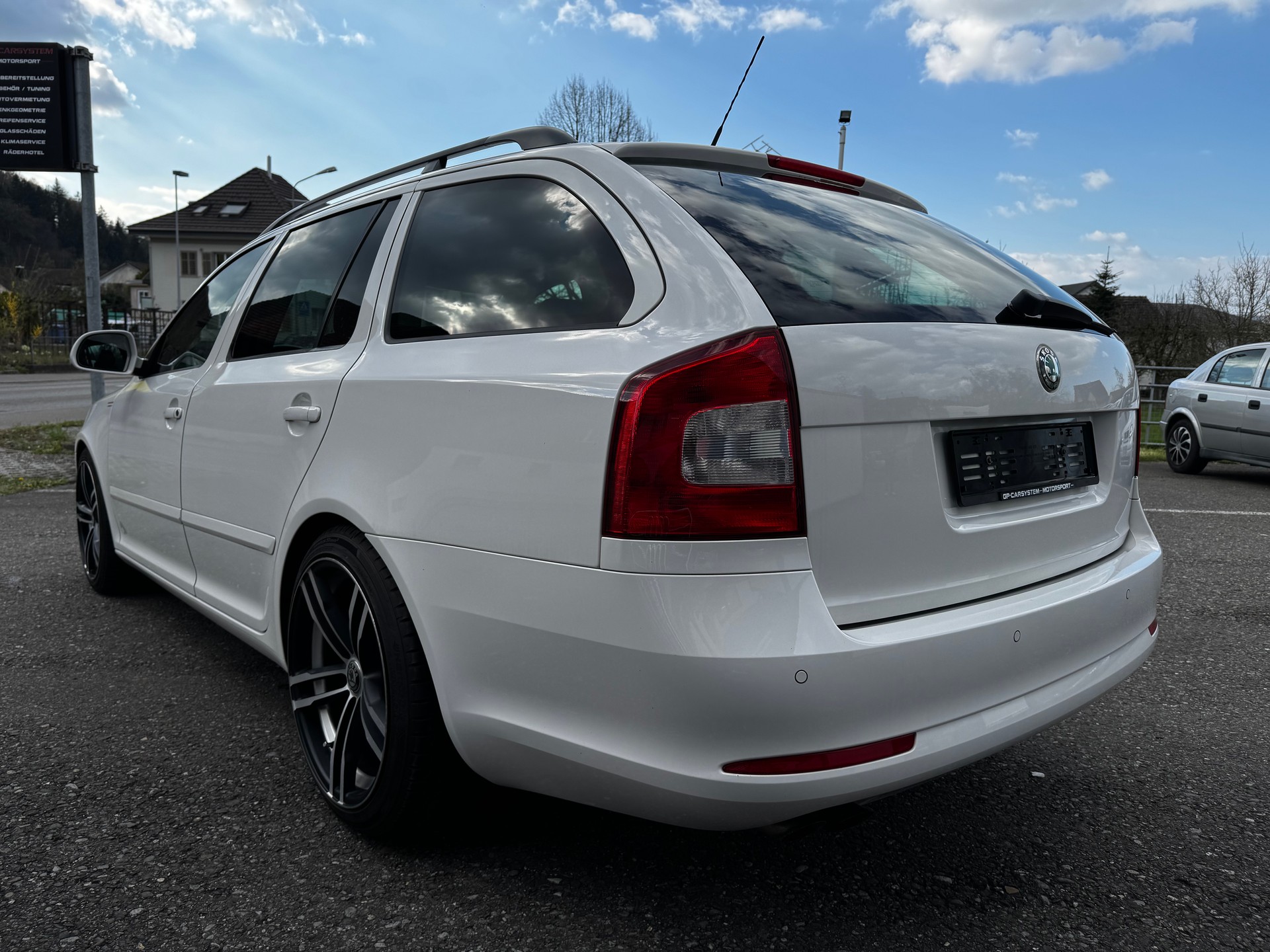SKODA Octavia Combi 2.0 TDI Elegance DSG-image-9