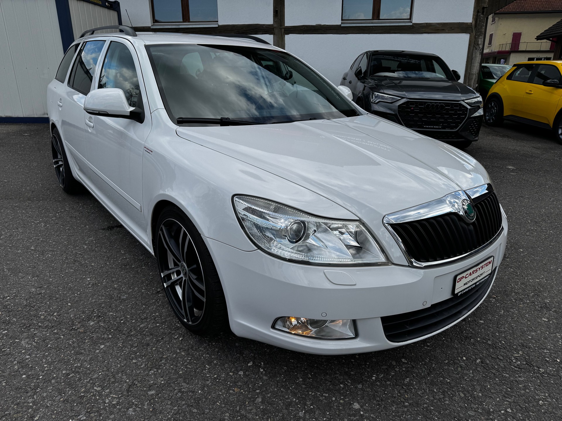 SKODA Octavia Combi 2.0 TDI Elegance DSG-image-2