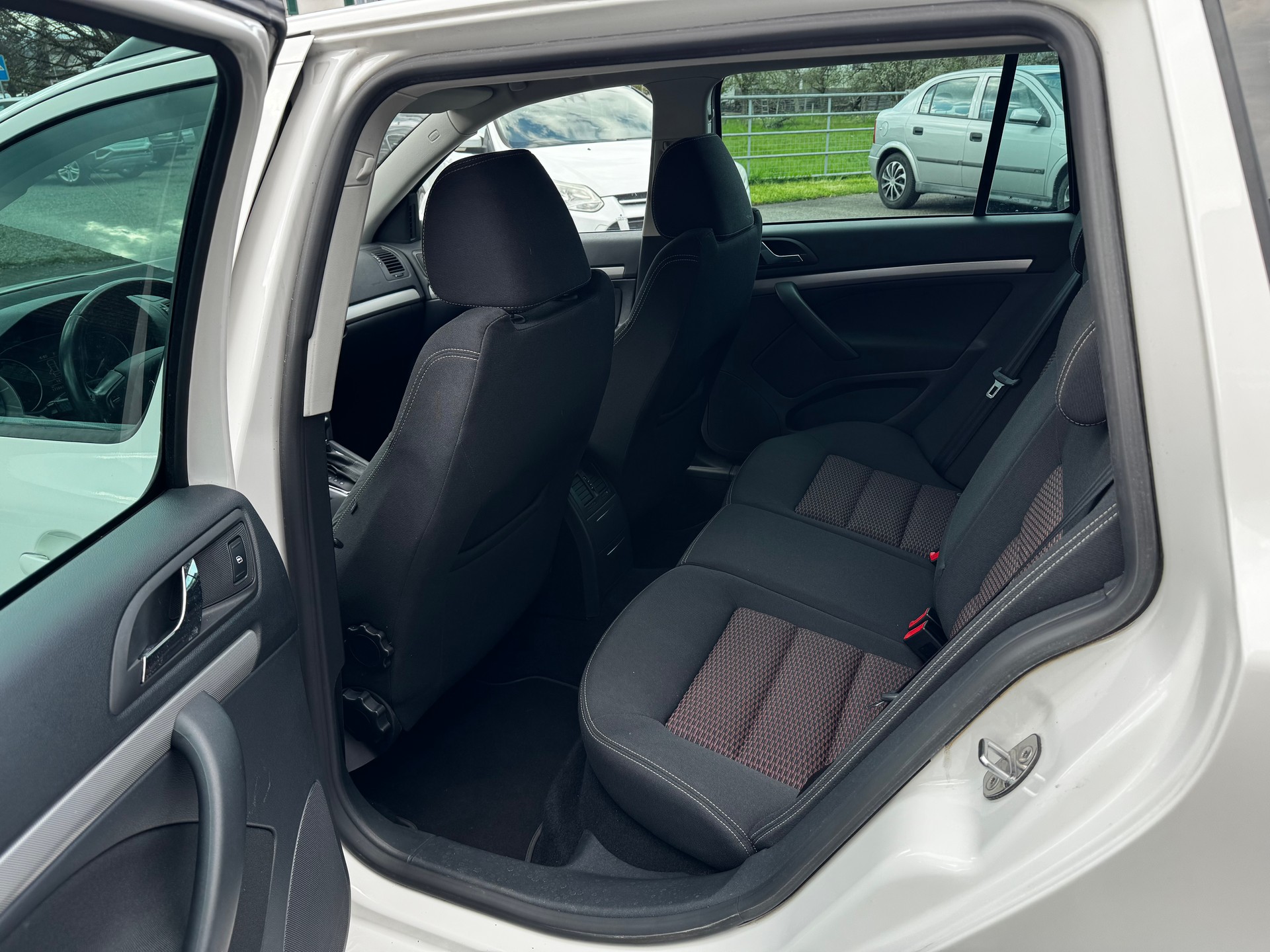SKODA Octavia Combi 2.0 TDI Elegance DSG-image-13