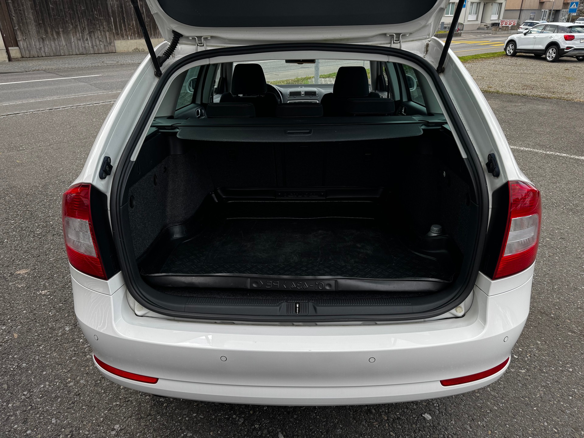 SKODA Octavia Combi 2.0 TDI Elegance DSG-image-14