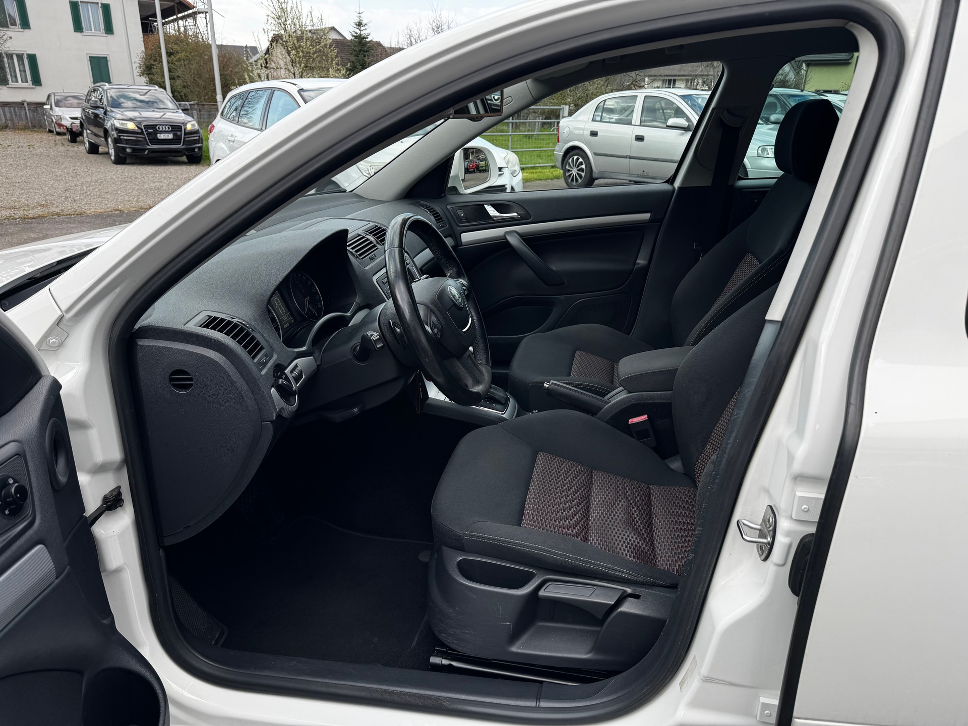 SKODA Octavia Combi 2.0 TDI Elegance DSG-image-12