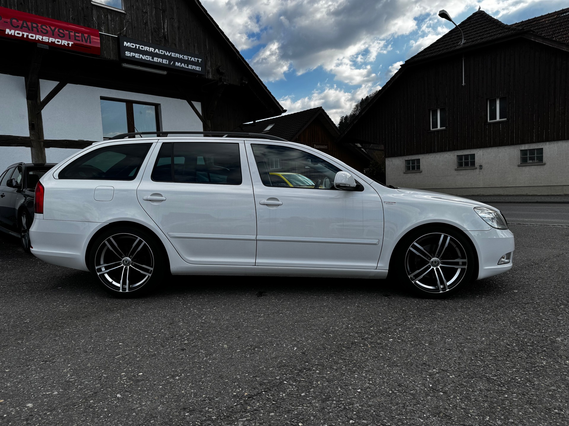 SKODA Octavia Combi 2.0 TDI Elegance DSG-image-5