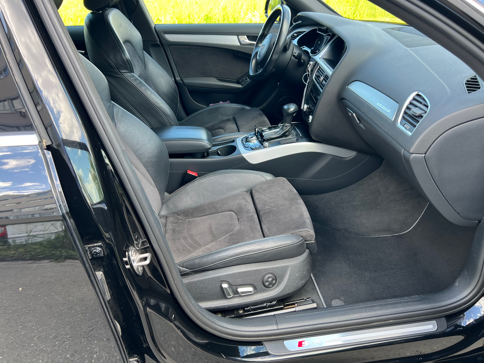 AUDI A4 Avant 2.0 TFSI quattro s-tronic S line-image-5