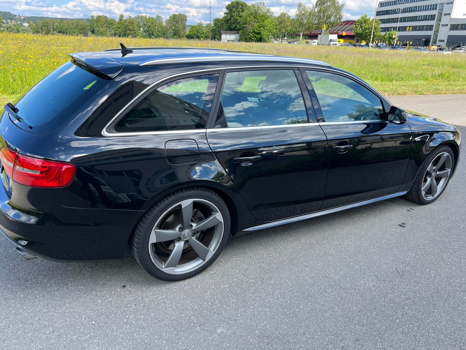 AUDI A4 Avant 2.0 TFSI quattro s-tronic S line-image-1