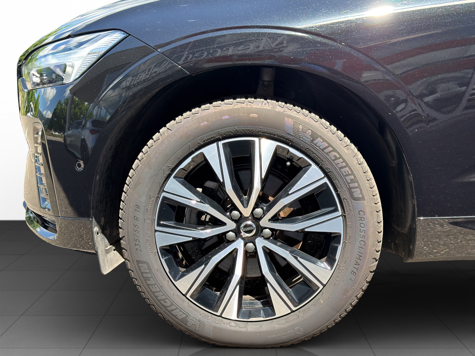 VOLVO XC60 B5 B AWD Plus Dark-image-5