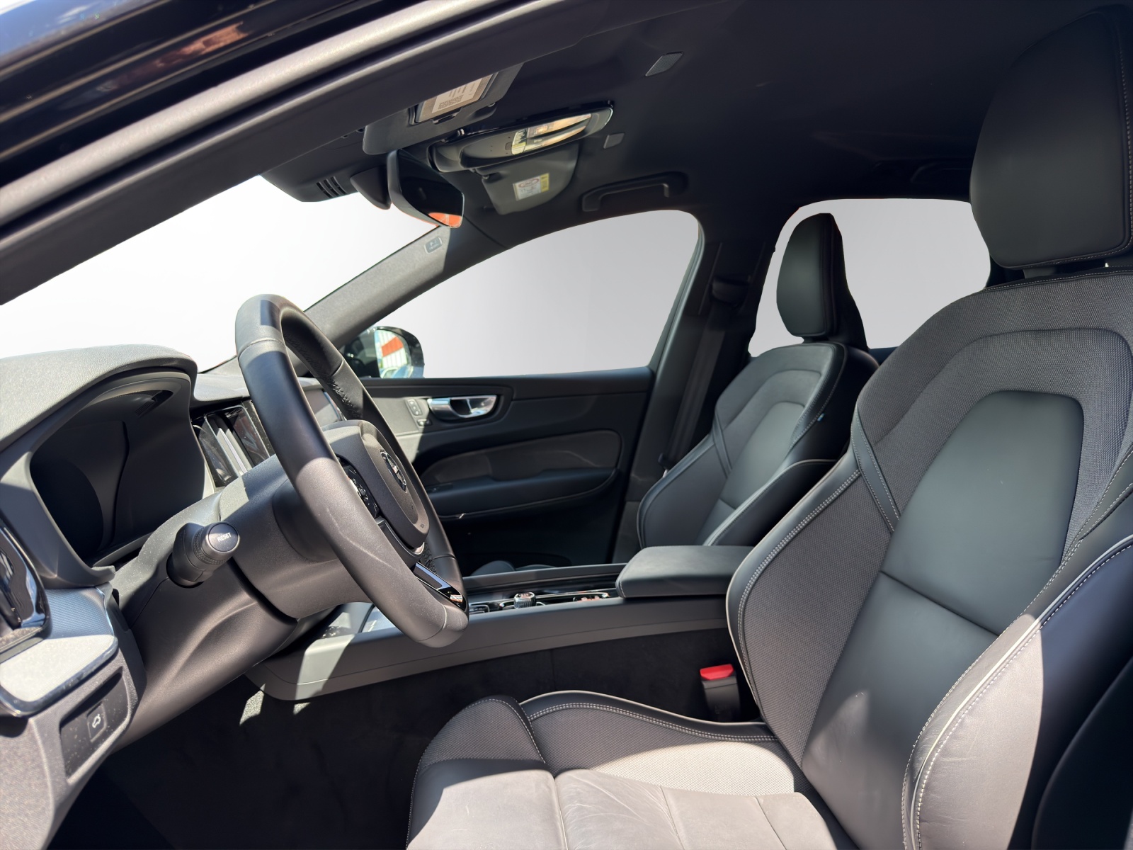 VOLVO XC60 B5 B AWD Plus Dark-image-10