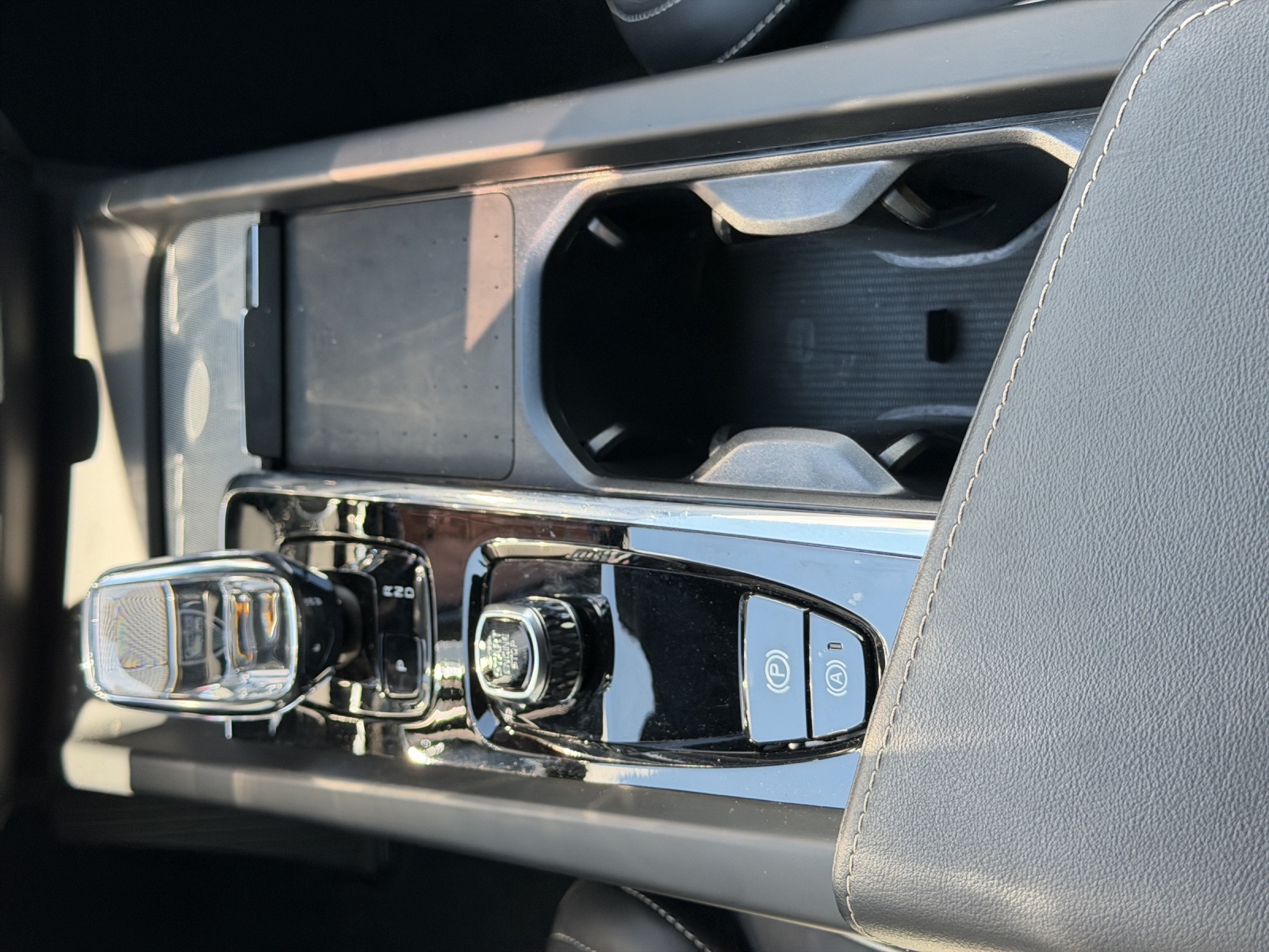VOLVO XC60 B5 B AWD Plus Dark-image-15