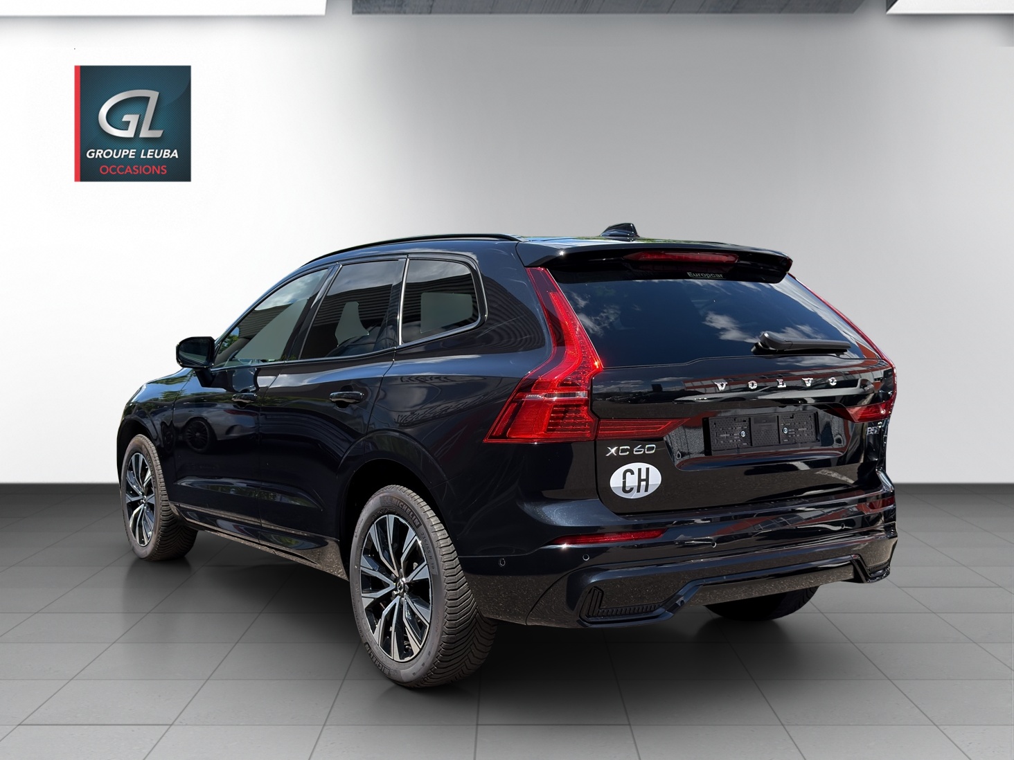 VOLVO XC60 B5 B AWD Plus Dark-image-4