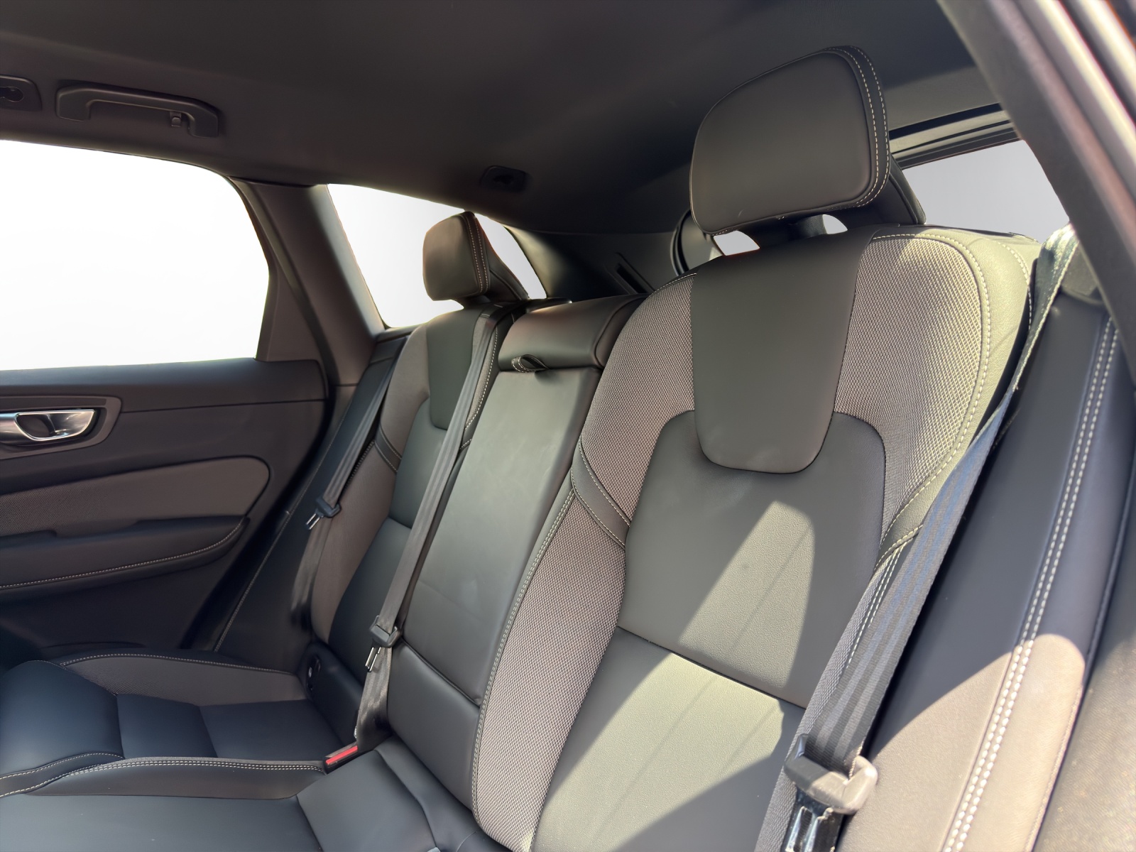 VOLVO XC60 B5 B AWD Plus Dark-image-12