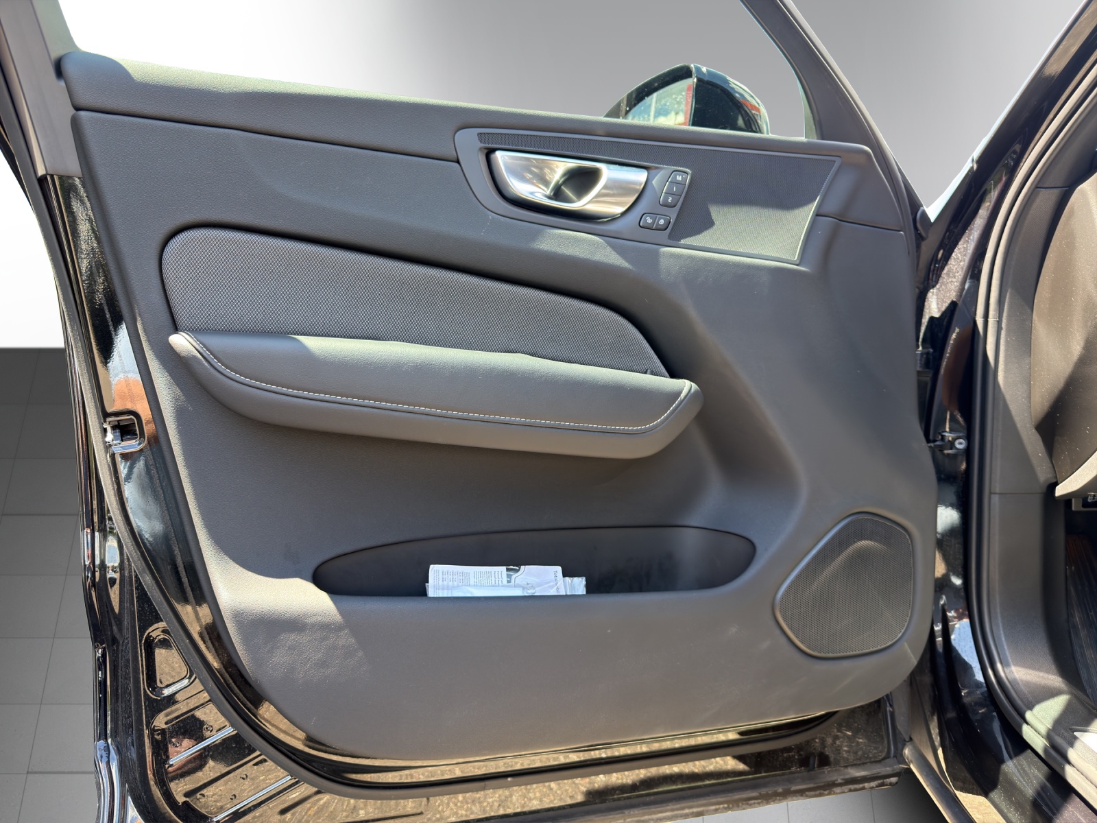 VOLVO XC60 B5 B AWD Plus Dark-image-7