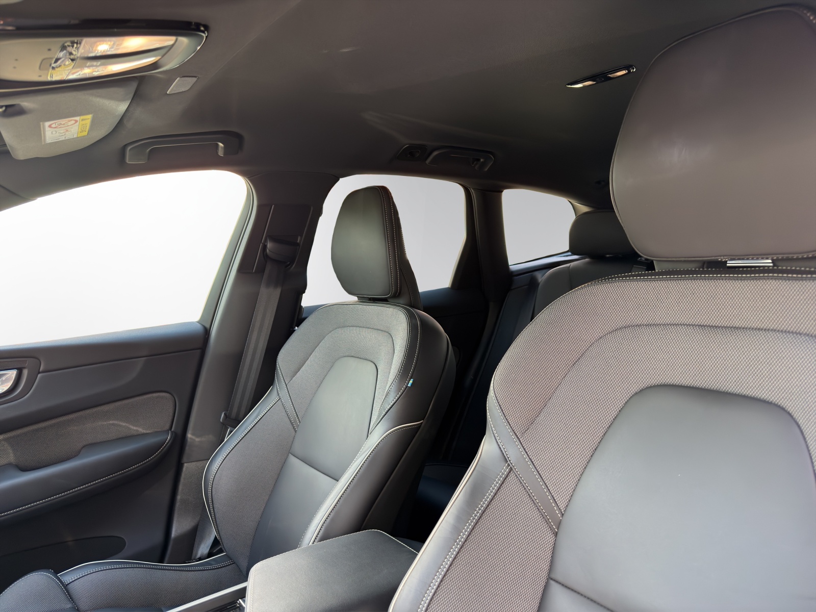 VOLVO XC60 B5 B AWD Plus Dark-image-11
