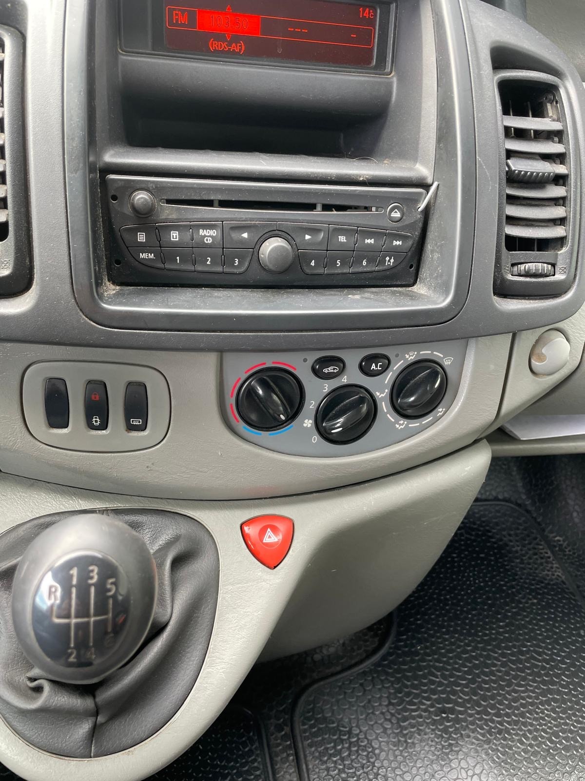 RENAULT Trafic 2.0 dCi 115 2.9t L1H1-image-10