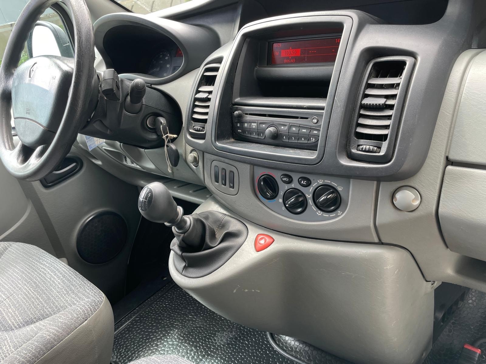 RENAULT Trafic 2.0 dCi 115 2.9t L1H1-image-9