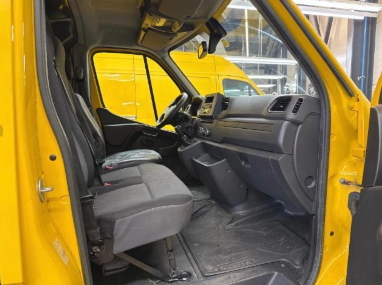 RENAULT Master T35 2.3dCi 135 L3H2-image-10