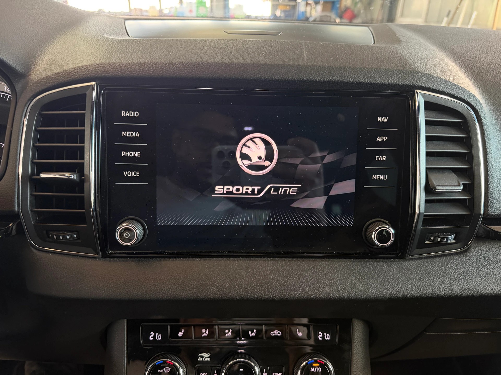SKODA Karoq 2.0 TSI SportLine 4x4 DSG | CH-Auto | Aus 1-Hand | Frisch MFK | RF-Kamera-image-14