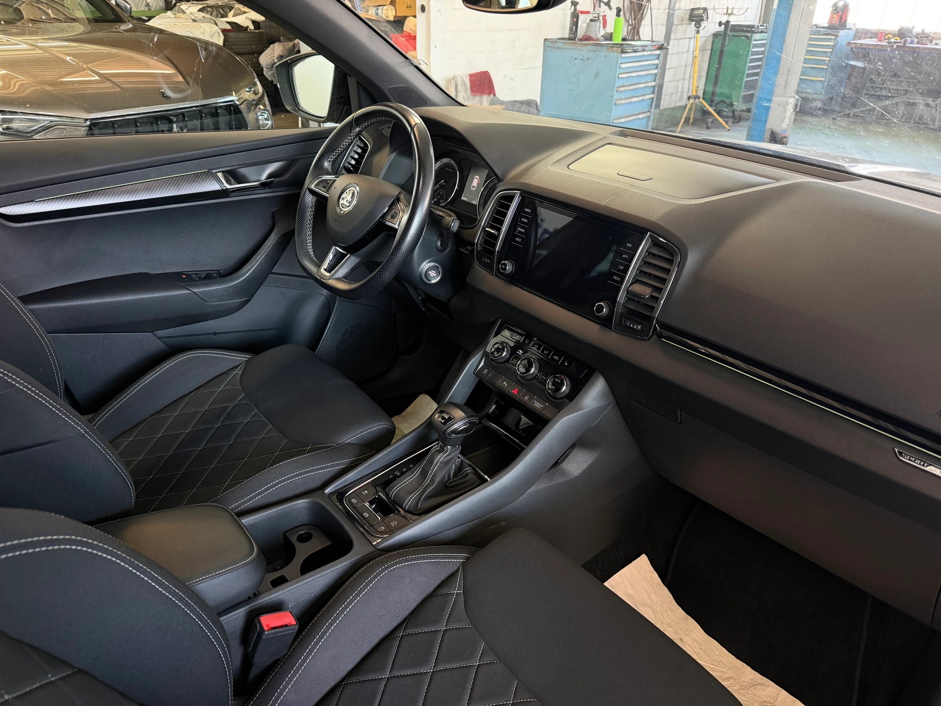 SKODA Karoq 2.0 TSI SportLine 4x4 DSG | CH-Auto | Aus 1-Hand | Frisch MFK | RF-Kamera-image-8