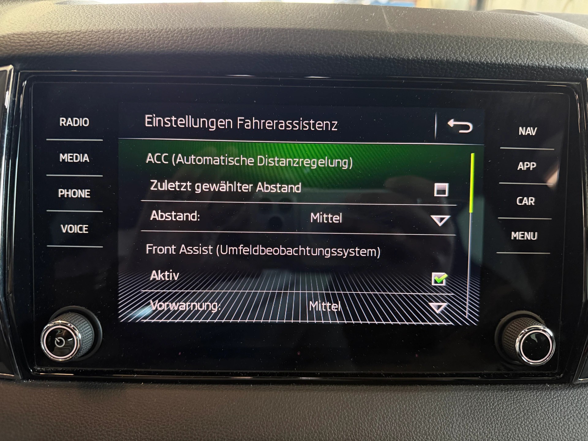 SKODA Karoq 2.0 TSI SportLine 4x4 DSG | CH-Auto | Aus 1-Hand | Frisch MFK | RF-Kamera-image-17