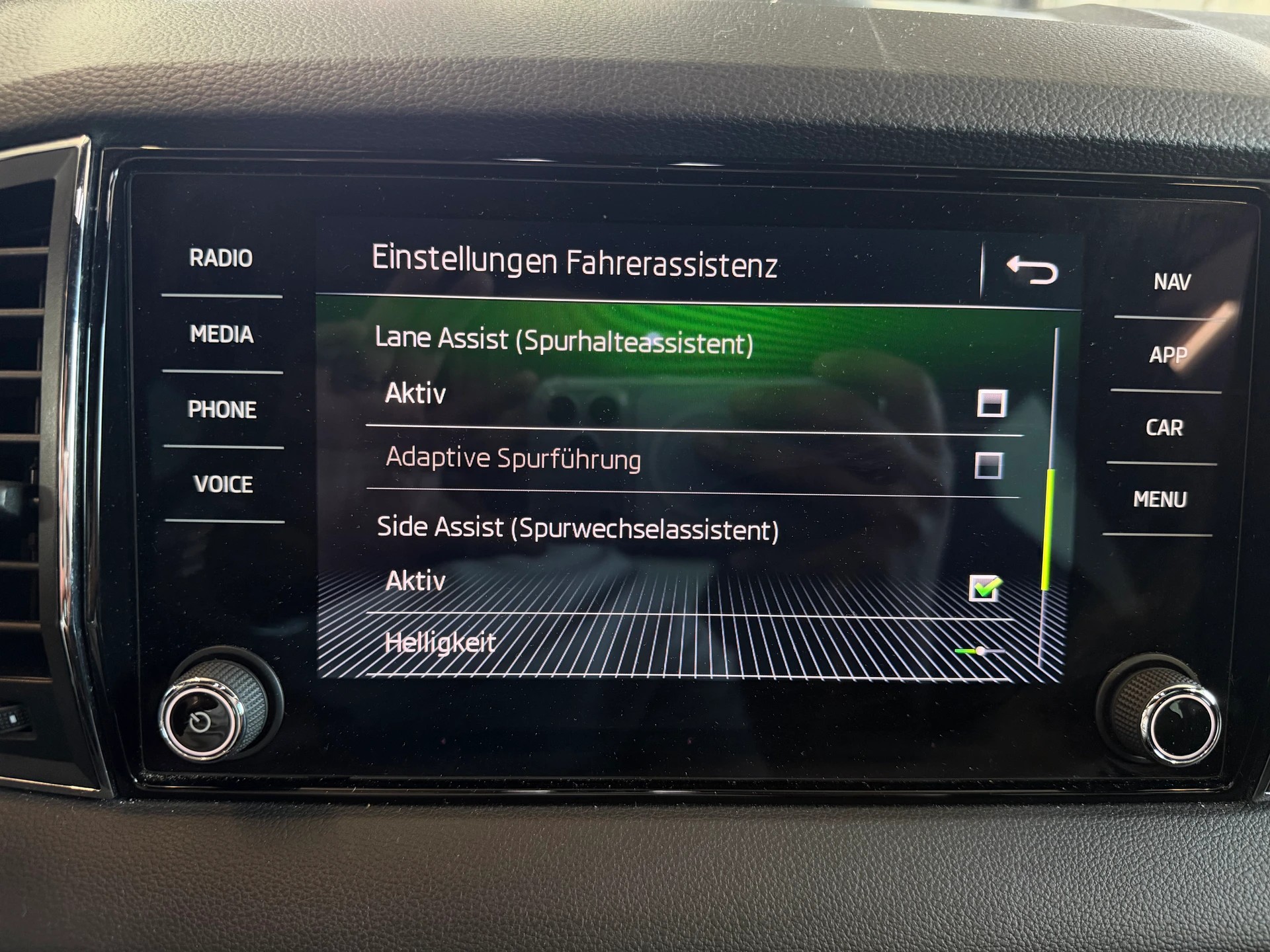 SKODA Karoq 2.0 TSI SportLine 4x4 DSG | CH-Auto | Aus 1-Hand | Frisch MFK | RF-Kamera-image-18