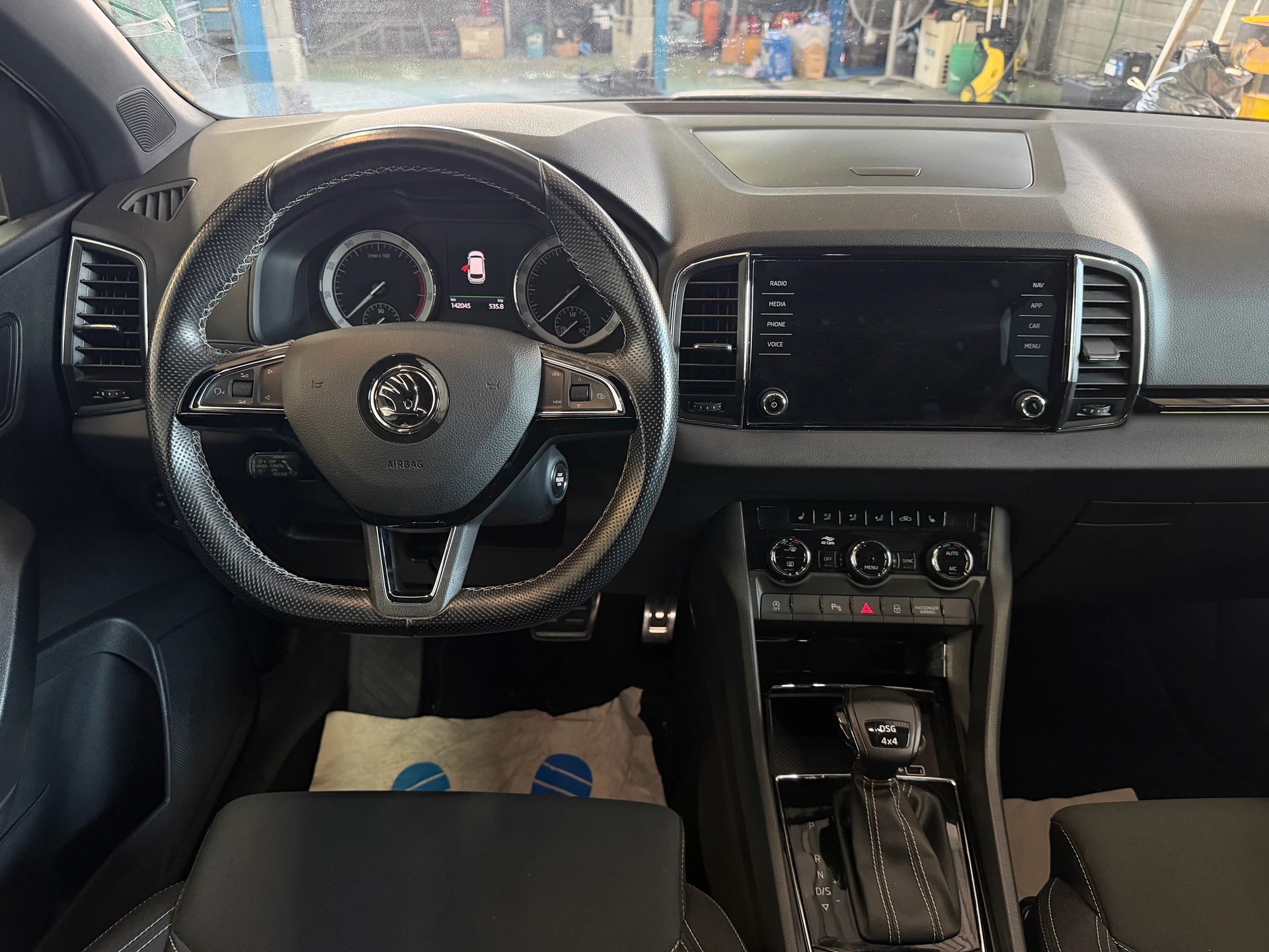 SKODA Karoq 2.0 TSI SportLine 4x4 DSG | CH-Auto | Aus 1-Hand | Frisch MFK | RF-Kamera-image-11