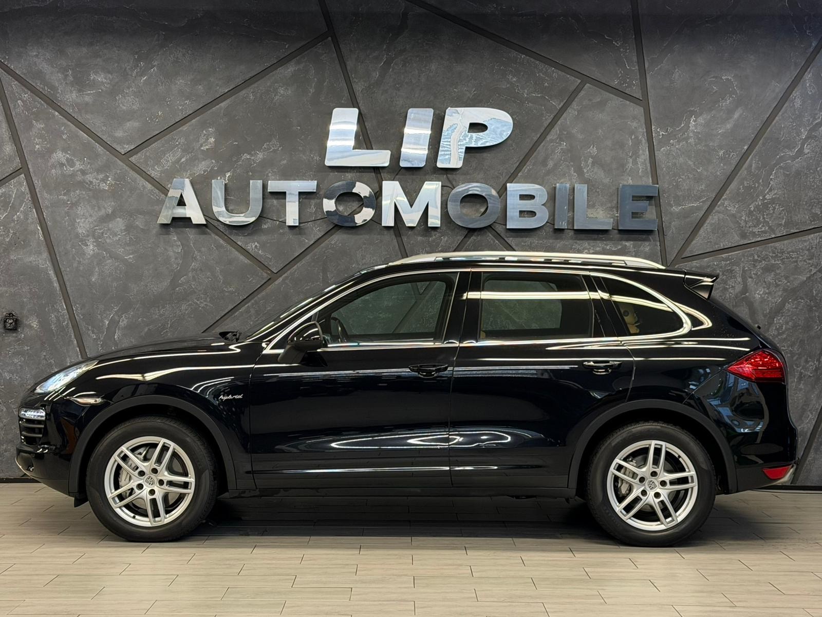 PORSCHE Cayenne S Hybrid-image-4